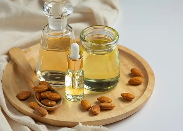 Benefícios do óleo de amêndoa: A amêndoa é uma supernoz, que obtém enormes benefícios ao comê-la, assim como o óleo de amêndoa também é popular por muitos benefícios maravilhosos para a saúde. 

Conheça alguns dos benefícios do óleo de amêndoa aqui.

Benefícios para a saúde do óleo de amêndoa: Alguns óleos têm benefícios surpreendentes para a saúde. Um deles é o óleo de amêndoa. Este é um supernut, todo mundo sabe sobre seus incríveis benefícios para a saúde, mas poucas pessoas sabem que os benefícios do óleo de amêndoa também são milagrosos. 

Especialmente para sua dieta e rotina de beleza. Se você ainda não experimentou o óleo de amêndoa, aqui estão alguns motivos para considerar fazer a troca. 

As amêndoas têm muitos benefícios para a saúde, mas o óleo de amêndoa é usado com menos frequência. É um óleo saudável para o coração à base de plantas que contém gordura monoinsaturada e vitamina E. Os benefícios do óleo de amêndoa para a pele são excelentes. 

Muitos também contam os benefícios do óleo de amêndoa para o cabelo. Conheça aqui os incríveis benefícios para a saúde deste óleo maravilhoso.

Incríveis Benefícios do Óleo de Amêndoa | Benefícios incríveis do óleo de amêndoa

O óleo de amêndoa oferece muitos benefícios para a saúde. Quer você cozinhe com óleo de amêndoa ou use-o no cabelo e na pele. Aqui estão alguns benefícios que você deve saber.

1) Óleo saudável para o coração

Seu coração trabalha duro para espalhar oxigênio e nutrientes por todo o corpo por meio do fluxo sanguíneo. Seu coração determina a eficiência com que seu corpo funciona. Consumir óleo de amêndoa é útil para promover a saúde do coração.

Remédios caseiros eficazes para curar a dor no pescoço imediatamente

2) Boa fonte de vitamina E

Seu corpo precisa de uma variedade de vitaminas e minerais para realizar as funções diárias, incluindo a vitamina E. Como antioxidante, a vitamina E ajuda a proteger as células no nível molecular, combatendo os radicais livres.

3) Vai controlar o açúcar no sangue

Manter os níveis de açúcar no sangue sob controle é essencial para ajudar o corpo a funcionar bem e prevenir o risco de diabetes e doenças cardíacas. O óleo de amêndoa pode ser benéfico para indivíduos com diabetes na manutenção de níveis saudáveis ​​de açúcar no sangue.


4) Mantém o peso saudável

Quando se trata de perda de peso, adicionar gordura à sua dieta parece contra-intuitivo. Embora seja verdade que, ao contrário da gordura não saudável, as coisas com gordura saudável devem ser incluídas na dieta. O óleo de amêndoa contém gordura monoinsaturada que pode ajudar na perda de peso.



5) propriedades hidratantes

Aplicar este óleo na pele ajuda a tornar a pele macia e suave. O óleo pode ser aplicado diretamente na pele. O óleo de amêndoa também tem propriedades hidratantes.

6) Deixa o cabelo saudável

Usar óleo de amêndoa para o cabelo oferece muitos benefícios. O óleo de amêndoa ajuda a dar brilho natural aos cabelos. Este óleo dá textura suave e macia ao cabelo.

Se o estômago não estiver limpo pela manhã, faça estes 5 asanas de ioga antes de ir ao banheiro, você se livrará da constipação em breve.

7 ) Previne estrias

O óleo de amêndoa é muito benéfico na redução de marcas na pele. O óleo de amêndoa oferece excelentes benefícios ao aumentar o colágeno da pele e reduzir as estrias da pele.


Isenção de responsabilidade: este conteúdo fornece informações gerais apenas, incluindo conselhos. Não é de forma alguma um substituto para a opinião médica qualificada. Sempre consulte um especialista ou seu médico para mais detalhes., Amenôas hidratação e regeneração, Óleo de amêndoas capilar e Cuidados corporais, em, Brasil