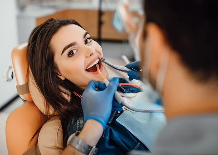 Procure a Unidade Básica de Saúde (UBS) mais próxima: Vá até a UBS do seu bairro ou cidade e solicite uma avaliação odontológica.

Consulta e Encaminhamento

Um dentista da UBS fará uma avaliação inicial. Se ele determinar que você precisa de um implante dentário, você será encaminhado para um centro de especialidades odontológicas (CEO) ou um hospital que ofereça esse serviço., Implante Dentário, Dentista 24 horas e Brasil sorridente, em, Brasil