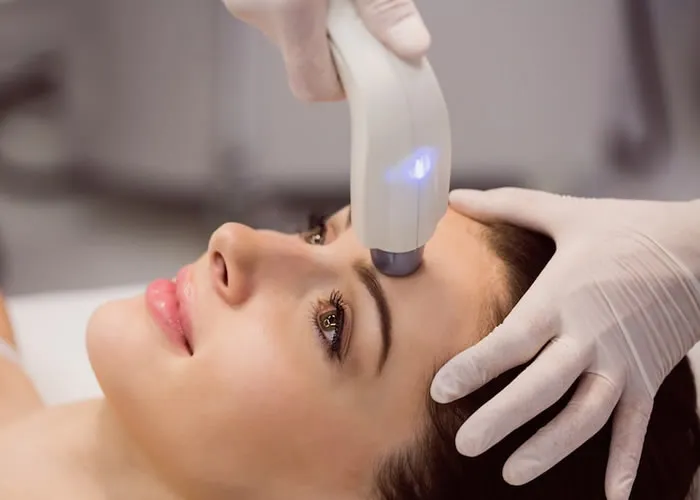 Gente, o analisador de pele é um aparelho muito prático pra melhorar os cuidados faciais e corporais, tá? Isso porque ele facilita bastante o trabalho na hora de escolher os cosméticos, já que ajuda a medir dados como hidratação, oleosidade e elasticidade bem rapidinho. Quer saber mais detalhes e ver dicas pra achar o modelo ideal? Vem comigo!


Pra que serve o analisador de pele?


Olha só, cada tipo de pele precisa de itens específicos pra manter a saúde em dia. Por exemplo, alguns cremes, séruns e tônicos são próprios pra aumentar a umidade e evitar que o rosto fique seco. Outros servem pra tirar um pouco do brilho e prevenir que as espinhas apareçam. Que legal!


Mas pra saber em quais cuidados você pode investir, é bom entender primeiro o que tá faltando no organismo, viu?


Um jeito bem prático de fazer isso é com um analisador. Esse aparelho vem com sensores especiais que conseguem medir a quantidade de água, a resistência, a presença de manchas e até o grau de coloração da pele.


O melhor é que eles costumam ser muito levinhos e compactos, ideais pra guardar na bolsa, penteadeira ou estojo de maquiagem. Assim fica fácil pra usar em consultórios, clínicas ou em casa mesmo. Arrasou!

sse analisador pesa só 150g, ou gramas


Os analisadores podem ajudar no tratamento de doenças


Outra vantagem dos analisadores é que ajudam a proteger as peles que tão se recuperando de doenças. Por exemplo, quem tem dermatite, psoríase ou hipotireoidismo pode aproveitar o aparelho pra achar o tratamento ideal pra curar as feridas e sintomas. Aí sim!


Dá pra usar o analisador de pele rapidinho


Sem falar que é muito rápido fazer as medidas com esse equipamento. Basta pôr o leitor perto do rosto ou do corpo e deixar lá um pouquinho.


O tempo que cada modelo precisa pra pegar as informações varia, mas alguns tipos levam só 5 segundos! Esse dado costuma tá disponível na descrição.


E você ainda acha versões que mostram os resultados na mesma hora num visor bem bonito, com cores, desenhos e explicações. Amei!


Mas como as funções podem ser diferentes, é bom conferir o manual de instruções pra entender o que cada símbolo que aparece na tela quer dizer, combinado?


Alguns analisadores ajudam a acompanhar o tratamento


Agora, se tiver procurando algo mais moderno, aposte nas opções com memória. A vantagem desse tipo é que dá pra guardar a primeira análise que fizer e comparar com as próximas pra ver os efeitos dos cuidados. Adorei!

Esse analisador corporal e capilar consegue salvar até 10 medidas!


Ah, algumas opções precisam de pilhas ou bateria pra funcionar. É importante checar essa informação na descrição e conferir se esses acessórios já vêm junto na embalagem., Analisador corporal, Analisador capilar e Clínica de estética , em, Brasil