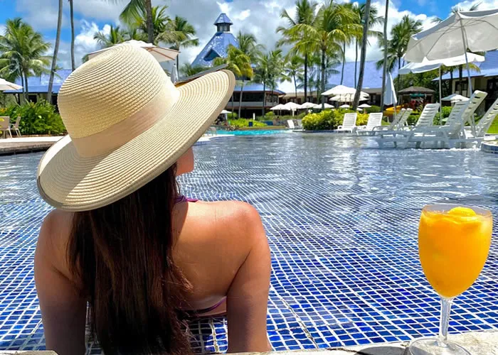 Localizado em um dos balneários mais badalados do Nordeste brasileiro, o Summerville Beach Resort ocupa uma privilegiada área verde de 70 mil metros quadrados na Praia de Muro Alto, Porto de Galinhas em Ipojuca-PE. Está perfeitamente integrado a uma paisagem composta por coqueiros, mata atlântica, mangues e, à beira-mar, uma imensa piscina natural formada por arrecifes., Ótimos hotéis pra família, Os melhores destinos e Melhores hotéis baratos, em, Brasil