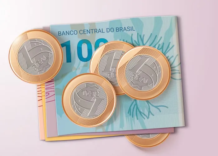 O ministro do Trabalho e Emprego, Luiz Marinho, afirmou que o salário mínimo, atualmente no valor de R$ 1.302, deve passar por aumento ainda este ano. O último reajuste do piso nacional passou a valer no dia 1º de janeiro. “Nós estamos discutindo a busca de espaço fiscal para mudar o valor do salário mínimo ainda este ano. Se houver espaço fiscal, nós haveremos de anunciar uma mudança para 1º de maio”, afirmou o ministro em entrevista ao programa Brasil em Pauta, que vai ao ar neste domingo (12), na TV Brasil.

Além do novo reajuste, a retomada da Política de Valorização do Salário Mínimo também é uma das prioridades da pasta. De acordo com o ministro, a política mostrou bons resultados nos governos anteriores do presidente Luiz Inácio Lula da Silva, quando Marinho foi ministro do Trabalho, entre 2005 e 2007.

“Nós conseguimos mostrar que era possível controlar a inflação, gerar empregos e crescer a renda, crescer a massa salarial dos trabalhadores do Brasil inteiro, impulsionado pela Política de Valorização do Salário Mínimo, que consistia em, além da inflação, garantir o crescimento real da economia para dar sustentabilidade, para dar previsibilidade, para dar credibilidade acima de tudo para todos os agentes. É importante que os agentes econômicos, o empresariado, os prefeitos, os governadores, saibam qual é a previsibilidade da base salarial do Brasil, e o salário mínimo é a grande base salarial do Brasil”, explicou.

“Veja, se esta política não tivesse sido interrompida a partir do golpe contra a presidenta Dilma e o governo tenebroso do Temer e do Bolsonaro, o salário mínimo hoje estaria valendo R$1.396. Veja só: de R$1.302 para R$1.396 é o que estaria valendo o salário mínimo hoje. Portanto, foi uma política que deu muito certo”, destacou Marinho.
“Emprego na veia”

Durante a entrevista, o ministro do Trabalho falou das expectativas da pasta para esta nova gestão e destacou a reparação das relações trabalhistas como uma das prioridades. “Passamos por um governo que trabalhou um processo de desmonte das relações de trabalho. Então o contrato coletivo, negociações trabalhistas, tudo isso foi atacado de forma feroz, a legislação trabalhista, a proteção ao trabalho, tudo isso foi atacado. Nós precisamos enfrentar esse dilema, rever o que foi prejudicado nesse processo de relações de trabalho, para que nós possamos de novo retomar o processo de negociação, de valorizar o valor do trabalho em si, a massa salarial, geração de emprego e renda. Nossa expectativa é de trabalhar esse processo”, afirmou.

Ainda sobre as expectativas da nova gestão, Marinho destacou a retomada das obras públicas como um impulso para o crescimento da economia e das oportunidades de emprego. “Nós temos a ordem de 14 mil obras paradas no Brasil, isso cria uma nova expectativa, expectativa de gerar emprego. Obra é emprego na veia”, destacou. “Essas obras são retomadas praticamente de forma simultânea no Brasil, eu tenho certeza que isso vai dar um grande impacto na retomada do crescimento da economia”, completou.
Novas formas de trabalho

O Brasil vive mudanças aceleradas no mercado de trabalho ocasionadas pelos avanços tecnológicos. Na entrevista, o ministro do Trabalho falou, ainda, sobre essas novas modalidades de serviço, como o trabalho por aplicativos. “Seguramente é uma tendência que vem com muita força. É preciso que seja introduzido nas negociações coletivas, se não nós podemos ter muita gente desprotegida no mercado de trabalho”, afirmou.

“E tem neste [cenário] a história dos trabalhadores por aplicativos, que muita gente pensa que é só entregador de pizza, ou que é só o motorista do Uber, das várias plataformas de transporte de pessoas, mas não é, está presente na saúde, na educação, na intermediação até do trabalho doméstico. Portanto, é preciso que a gente compreenda totalmente esse novo momento”, explicou Luiz Marinho.

Ainda sobre o assunto, o ministro abordou a precariedade do mercado de trabalho observada nos últimos anos. “Ocorreu em escala gigantesca e é exatamente o ponto que nós estamos [nos] referindo. É um amadurecimento que nós vamos ter que passar. A minha preocupação é com os trabalhadores e trabalhadoras, são eles que nós queremos proteger, porque as empresas estão é explorando demais essa mão de obra”, concluiu o ministro.  “O que não é possível é a desproteção. Hoje existem milhares e milhões de trabalhadores, no mundo inteiro, não só na realidade do Brasil, trabalhando absolutamente sem nenhuma proteção social”, acrescentou.

Confira a entrevista completa no programa Brasil em Pauta vai que ao ar neste domingo, às 22h30, na TV Brasil., Simular empréstimo, Contratar consignado e Aumnetar limite cartão, em, Brasil