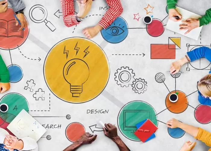 O Design Thinking é uma abordagem que pode ser aplicada na sala de aula para melhorar o processo de aprendizado, promovendo a resolução de problemas, a criatividade e o pensamento crítico. Aqui estão algumas maneiras pelas quais o Design Thinking pode ser incorporado e sua importância no ambiente educacional.

Entendimento do Aluno: O primeiro estágio do Design Thinking envolve empatia, ou seja, compreender as necessidades e perspectivas dos alunos. Isso é fundamental para os educadores entenderem as necessidades individuais dos alunos e adaptarem seu ensino de acordo.

Definição do Problema: Após a compreensão das necessidades dos alunos, os professores podem definir problemas específicos relacionados ao conteúdo do currículo. Isso permite que os alunos se envolvam em projetos e atividades que tenham relevância real para eles.

Geração de Ideias: O Design Thinking enfatiza a geração de ideias criativas para resolver problemas. Os alunos podem ser incentivados a pensar de forma inovadora e a considerar várias soluções para os problemas apresentados.

Prototipagem: Os alunos podem criar protótipos de suas ideias, seja na forma de projetos, apresentações, experimentos ou qualquer outra atividade que demonstre suas soluções. Isso incentiva a ação e a experimentação, o que é uma parte fundamental do processo de aprendizado.

Teste e Feedback: Após a implementação das soluções propostas, os alunos podem coletar feedback e avaliar o sucesso de suas abordagens. Isso os ensina a serem reflexivos e a melhorarem suas habilidades com base no feedback recebido.

A importância do Design Thinking na sala de aula reside em sua capacidade de transformar o aprendizado em uma experiência mais envolvente e significativa. Ele ajuda a quebrar a abordagem tradicional de ensino centrada no professor e permite que os alunos se tornem protagonistas ativos em seu próprio processo de aprendizado. Isso leva a uma série de benefícios:

Fomenta a Criatividade: O Design Thinking incentiva a criatividade e a inovação, habilidades valiosas em qualquer campo.

Desenvolve o Pensamento Crítico: Ao abordar problemas complexos, os alunos aprendem a pensar criticamente, analisar informações e tomar decisões informadas.



, Ambiente educacional, Faculdade de Design e Bolsa de estudo , em, Brasil