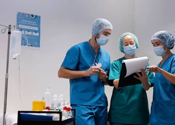 Os termos mais relevantes para técnicos de enfermagem abrangem uma variedade de áreas, desde procedimentos clínicos até termos relacionados à gestão de cuidados de saúde.

Ausculta: Exame realizado pelo técnico de enfermagem para escutar os sons internos do corpo, como os batimentos cardíacos e os ruídos respiratórios.

Administração de medicamentos: Processo de fornecimento de medicamentos ao paciente, incluindo a via de administração, dose e horário.

Higiene hospitalar: Práticas de limpeza e desinfecção necessárias para manter um ambiente hospitalar seguro.

Cuidados paliativos: Tratamentos e cuidados prestados a pacientes com doenças graves, visando aliviar sintomas e melhorar a qualidade de vida.

Anamnese: Coleta de informações sobre a história médica e os sintomas do paciente.

Sinais vitais: Medidas cruciais, como temperatura, pulso, respiração e pressão arterial, usadas para avaliar a saúde geral do paciente.

Prevenção de infecções: Práticas e medidas para evitar a propagação de infecções em ambientes de cuidados de saúde.

Escala de dor: Ferramenta usada para avaliar e medir a intensidade da dor relatada pelo paciente.

Triagem: Processo de avaliação inicial para determinar a gravidade e a urgência dos cuidados necessários.

Cuidados de enfermagem: Conjunto de práticas e intervenções realizadas pelos técnicos de enfermagem para garantir o bem-estar dos pacientes., Termômetro clínico, Tesoura sem ponta e Modelos de Jaleco, em, Brasil
