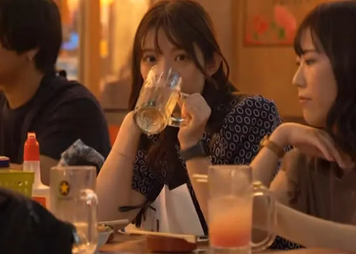 O governo japonês lançou um concurso para incentivar os jovens a beber mais álcool. O objetivo: aumentar as receitas do Estado, numa altura em que o consumo de bebidas alcoólicas tem vindo a cair no país.

Na iniciativa, intitulada "Sake Viva", podem participar pessoas, que tenham idades compreendidas entre os 20 e os 39 anos, e que tenham ideias inovadoras para promover o consumo de álcool no país. 

O executivo foi alvo de duras críticas devido a esta ideia, mas já reagiu, dizendo o consumo de álcool deve ser feito com moderação.

De salientar que no país, o consumo de bebidas alcoólicas caiu de uma média de 100 litros por pessoa, por ano, em 1995 para 75 litros em 2020.

Direitos de autor  Hiro Komae/Copyright 2022 The Associated Press. All rights reserved, Turismo no Japão, Culinário Japonesa e Receitas Japonesa, em, Brasil