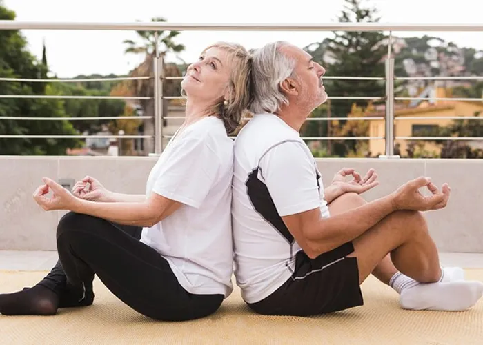 O Pilates é uma prática que traz inúmeros benefícios para o processo de envelhecimento, pois promove flexibilidade, fortalecimento muscular, equilíbrio, postura, respiração e controle corporal. Esses benefícios ajudam a prevenir quedas, reduzir dores, melhorar a mobilidade articular e proporcionar uma melhor qualidade de vida para os idosos.


1. RESPIRAÇÃO DIAFRAGMÁTICA

Objetivo: Melhorar a capacidade respiratória e a concentração.

Como fazer:
Sentado em uma cadeira ou deitado, coloque as mãos na lateral das costelas.
Inspire profundamente pelo nariz, sentindo as costelas se expandirem.
Expire pela boca, contraindo suavemente o abdômen.

Repetições: 5 a 10 respirações profundas.

2. PONTE DE OMBROS (BRIDGE)

Objetivo: Fortalecer glúteos e a lombar, além de mobilizar a coluna.

Como fazer:
Deitado de costas, joelhos dobrados e pés apoiados no chão.
Eleve o quadril, alinhando com os ombros e os joelhos, mantendo os braços no chão.
Desça lentamente.

Repetições: 8 a 10 vezes.

3. GATO/VACA (CAT-COW)

Objetivo: Mobilizar a coluna e aliviar tensões.

Como fazer:
Em posição de quatro apoios (mãos e joelhos no chão), arqueie a coluna para cima (posição de gato).
Depois, afunde a coluna, levantando levemente a cabeça (posição de vaca).

Repetições: 8 a 10 vezes, em movimentos lentos.

4. CÍRCULOS COM OS BRAÇOS (ARM CIRCLES)

Objetivo: Melhorar a mobilidade dos ombros e fortalecer os braços.

Como fazer:
Sentado ou em pé, estenda os braços lateralmente.
Faça pequenos círculos para frente por 10 segundos e depois para trás.

Repetições: 2 a 3 séries.
, Funati, Educação Física e Bem estar, em, Brasil