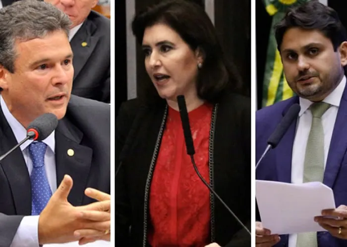 Nomeados disseram ‘sim’ ao processo de afastamento da petista em 2016, com votos falando em ‘ética e decência’, contra ‘todo o mal’ e por um ‘futuro melhor’

Dos 37 ministros anunciados pelo presidente Luiz Inácio Lula da Silva (PT) para compor seu terceiro mandato, três deles votaram favoravelmente ao impeachment de Dilma Rousseff (PT), ocorrido em 2016. São eles: André de Paula (PSD), Juscelino Filho (União Brasil) e a senadora Simone Tebet (MDB). A indicação dos nomes não foi bem recebida por parte da militância petista, que considera os agora ministros “apoiadores do golpe”, como se referem ao afastamento da ex-presidente. Nas redes sociais, internautas criticaram as nomeações e relembram as justificativas usadas pelos agora ministros para apoiar o impeachment. “Como é que se escolhe André de Paula como ministro de Lula, se ele que foi o último a votar o impeachment de Dilma, festejou e até se emocionou ao dar o seu voto a favor ? Será que o PT precisa assistir de novo a cena que finalizou a votação?”, questionou um usuário no Twitter. “André de Paula é um golpista que votou pelo impeachment de Dilma Rousseff”, escreveu outro ao lamentar a escolha. “Olha o que se tem que fazer para agradar a classe política e para que se faça um bom governo”, completou.

A escolha de André de Paula atende a uma indicação do Partido Socialista Democrático (PSD), o que garantiu a legenda na base de apoio do governo Lula. As justificativas usadas pelos três ministros à época do processo de afastamento de Dilma foram pautadas, sobretudo, em valores morais. “Pelos crimes de responsabilidade fiscal cometidos pela senhora presidente da República no ano de 2015. Mas principalmente pelas consequências nefastas a esta e futuras gerações que pagarão essa conta, fruto dessa irresponsabilidade fiscal. Por todo o mal que causou e está causando à população brasileira, eu voto a favor do impeachment da senhora presidente da República”, disse Simone Tebet na tribuna do Senado Federal, em 30 de agosto de 2016. Nomeada para o Ministério do Planejamento e Orçamento, Simone foi candidata à presidência da República nas eleições de 2022 pelo MDB. Durante a campanha, ao ser questiona em sabatina sobre seu posicionamento favorável ao impeachment, ela disse não se arrepender da decisão.

Já o deputado federal André de Paula, agora ministro da Pesca e Aquicultura, disse “sim” ao afastamento de Dilma Rousseff “pela ética na política, pela decência, por Pernambuco e pelo Brasil”. O parlamentar também votou contra o Partido dos Trabalhadores (PT) em outras importantes votações, como na aprovação do teto de gastos, posição também compartilhada por Tebet e pelo ministro Juscelino Filho, terceiro nomeado do governo que deu apoio ao impeachment em 2016. “Por um futuro melhor para nosso Brasil, meu voto é sim”, disse o parlamentar, na época. Um quarto nome entre os ministros também é criticado pela militância petista: Carlos Fávaro (PSD). O motivo é que o ministro da Agricultura e Pecuária, que na época ocupava o cargo de vice-governador do Mato Grosso, participou ativamente de manifestações pela saída da ex-presidente Dilma: “As crianças representam o futuro, a esperança, mas temos que fazer a nossa parte também”, escreveu em postagem durante participação em manifestações contra a ex-presidente, o que também causa mal-estar com a militância., Concurso aberto, Concurso Exército e Concurso PRF, em, Brasil