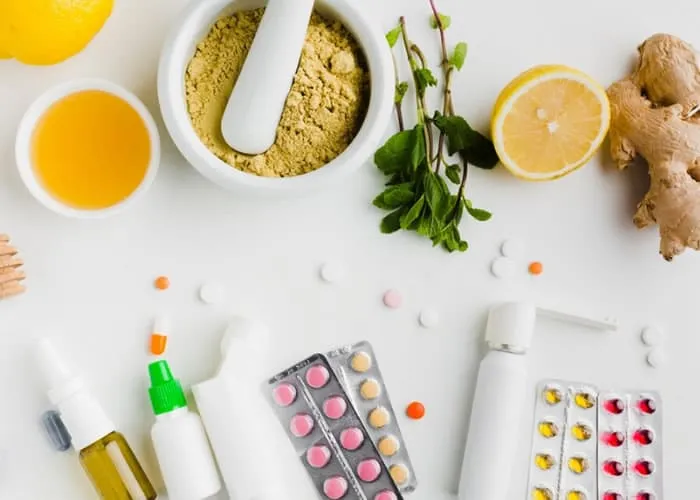O processo de fabricação de fármacos de origem natural envolve a obtenção, purificação e formulação de compostos ativos extraídos de plantas, animais ou microrganismos. Esses compostos podem ser usados como princípios ativos em medicamentos, suplementos ou produtos farmacêuticos. 

Identificação da Fonte

O primeiro passo é identificar uma fonte natural que contenha compostos com propriedades medicinais. Isso pode envolver a pesquisa etnobotânica, a observação de práticas tradicionais de cura, ou a triagem de plantas, micro-organismos ou animais em busca de atividade farmacológica.

Coleta

Uma vez identificada a fonte, é feita a coleta das partes da planta, animais ou microrganismos que contenham os compostos de interesse. A coleta deve ser feita de maneira sustentável para preservar os ecossistemas.

Extração

Os compostos ativos são extraídos da fonte natural. Isso pode ser feito por meio de técnicas como maceração, destilação, extração com solventes ou extração supercrítica. A escolha do método depende da natureza dos compostos e da fonte.

Purificação

Após a extração, os extratos podem conter uma variedade de compostos. A purificação é necessária para isolar o(s) composto(s) ativo(s). Isso pode ser feito por cromatografia, cristalização, destilação fracionada, entre outros métodos.
, Receitas naturais, Medicamentos naturais e Livro fármacos, em, Brasil