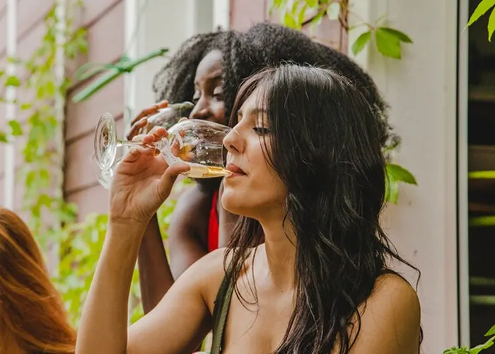 O consumo de álcool, amplamente aceito e socialmente celebrado em diversas culturas, foi recentemente categorizado como um dos maiores vilões no desenvolvimento de cânceres.

A informação vem do Cancer FactFinder, ferramenta vinculada à prestigiada Escola de Saúde Pública de Harvard. Com base em evidências científicas robustas, a pesquisa alerta sobre os riscos de diversas formas de consumo alcoólico, impactando jovens, adultos e idosos., Prevenção do câncer, Consumo moderado de álcool e Saúde pública, em, Brasil