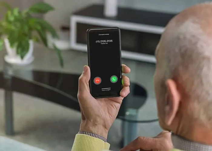 O telefone para recebimento de chamadas da Central 135 mudou: agora quando o INSS ligar vai aparecer o número (11) 2135-0135. O instituto não pede fotos para comprovar biometria facial ou cópia de documentos. Cuidado, é golpe!

nstituto Nacional do Seguro Social (INSS), a partir de segunda-feira, vai ligar para os segurados que estejam aguardando perícia médica para concessão de benefício por incapacidade temporária (antigo auxílio-doença) há mais de 45 dias para antecipar o benefício por meio do Atestmed, conforme informou o ministro da Previdência Carlos Lupi. Para agilizar esse contato com o cidadão a Central de Atendimento 135 vai mudar de número. Agora o número (11) 2135-0135 vai aparecer na tela de chamada do seu telefone quando o INSS ligar para remarcar atendimento ou para confirmar ou antecipar agendamento de perícia médica e/ou avaliação social. Importante: esse número não recebe chamada telefônica e não tem WhatsApp.

Caso o cidadão fique em dúvida se deve atender a ligação ou ache que é vítima de golpe, basta fazer uma chamada gratuita para o número 135. O número do SMS da Central 135 continua sendo o 28041 . Portanto, se receber uma mensagem no celular com esse número é o INSS entrando em contato.

Vale destacar que o INSS não entra em contato com o segurado para pedir número de documentos, foto para comprovar a biometria facial, número de conta corrente ou senha bancária. O INSS somente entra em contato com o segurado para antecipar atendimento, remarcar consulta, dar informação sobre requerimento, entre outros serviços. E, mesmo assim, é o instituto que informa os dados. Se receber ligação solicitando suas informações ou foto de documento, fuja. É golpe!

, Empréstimo aposentados, Empréstimo BPC e Empréstimo pessoal, em, Brasil