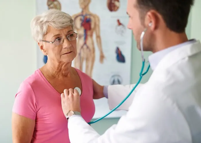 Os ataques cardíacos são frequentemente associados a sintomas clássicos, como dor no peito, mas muitas mulheres experimentam sinais diferentes e mais sutis. Reconhecer esses sintomas pode salvar vidas, especialmente porque doenças cardiovasculares são uma das principais causas de morte entre mulheres no mundo. , Cardiologista, Alimentação saudável e Prática de esrporte, em, Brasil