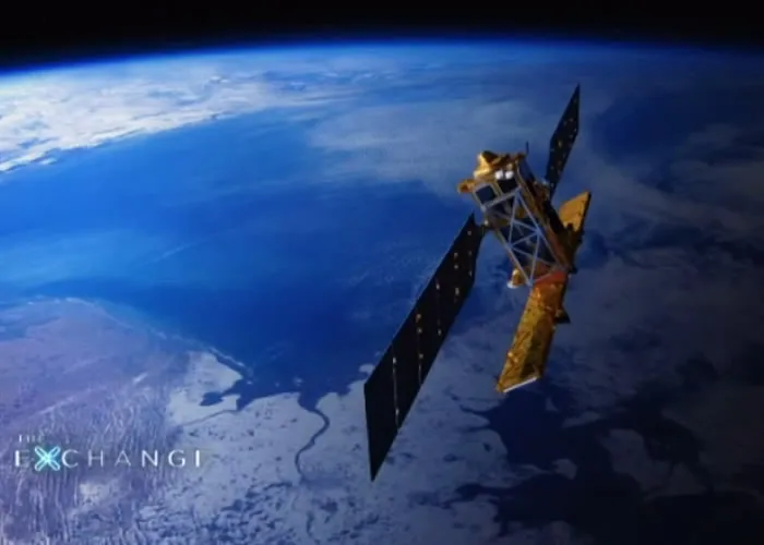 A ciência espacial deu um salto gigantesco no último ano. A Virgin Galactic, a Blue Origin e a SpaceX fizeram levantar voo as primeiras missões centradas no turismo. Entretanto, a NASA aterrou com sucesso o seu robô em Marte, e o Telescópio Espacial James Webb - o maior e mais poderoso do mundo - começou a explorar as primeiras galáxias em órbita solar.

Os eventos mostram como a tecnologia espacial está a receber mais investimento que nunca, com o banco de investimento Morgan Stanley a prever que a indústria irá ultrapassar um bilhão de dólares até 2030.

Os investimentos privados em empresas espaciais ultrapassaram os 10 mil milhões de dólares no ano passado - o valor mais elevado de sempre.

Em 2021, foi atingido o recorde de 132 lançamentos orbitais com sucesso, tendo a China e a SpaceX de Elon Musk levado a cabo missões com financiamento privado e público.

E se, de um lado, temos o turismo espacial, prestes a disparar já este ano, do outro, verificamos esforços renovados para regressar à Lua e mais missões em Marte.

Podemos levar um aeroporto para qualquer parte do mundo e, dentro de algumas semanas, transformá-lo num porto espacial

Dan Hart
Presidente e Diretor executivo da Virgin Orbit 

Uma viagem até à fronteira final

A Virgin Group, subsidiária Virgin Orbit, tem estado na vanguarda da exploração espacial. Apesar de ter sido fundada apensas em 2017, a companhia tem feito parte de um programa espacial que começou em meados da década de 1990.

A corrida ao espaço é feroz, mas o presidente e diretor executivo da companhia, Dan Hart, revelou ao programa "The Exchange", da Euronews, como é que, na sua visão, a Virgin Orbit se mantinha à frente da concorrência.

"Trouxemos nova tecnologia. No ano passado, um foguetão de combustível líquido deixou um avião e acabou por colocar satélites em órbita pela primeira vez na história. Há décadas que se falava nisso e foi tentado algumas vezes. O nosso foguetão, por exemplo, tem dois motores, um para cada fase do foguetão. Os nossos concorrentes têm cinco motores, 11 motores. O que significa uma maior desvantagem em relação a custos e fiabilidade. E depois há o aspecto da flexibilidade que nos permite chegar a mercados que outros não conseguem. Podemos levar um aeroporto para qualquer parte do mundo e, dentro de algumas semanas, transformá-lo num porto espacial".

A Virgin Orbit começou o ano com uma participação no NASDAQ e um lançamento de foguetões. Em 2022, Hart conta "retomar a taxa de lançamentos" e ver mais "soluções espaciais e parcerias com os clientes para os ajudar a trazer as suas capacidades para a Terra", estimando que a empresa se vai "mover cada vez mais para um modo operacional espacial".

"Above the Clouds" ("Acima das Nuvens", filme da Virgin Orbit sobre o lançamento do LauncherOne, a 13 de janeiro de 2022

Tornar o espaço sustentável

Estão previstos mais lançamentos espaciais, mas e as missões do passado? Desde a década de 1950, milhares de foguetões foram enviados para o espaço, deixando para trás muitos satélites mortos e destroços a flutuar por aí. A NASA diz que cerca de 23 mil pedaços de detritos maiores que uma bola de ténis estão a orbitar a Terra enquanto falamos. Tudo isto pode parecer inofensivo, mas a velocidades superiores a 27 mil quilómetros por hora, podem danificar um satélite ou uma nave espacial.

No entanto, uma empresa tem a missão de ajudar a limpar o espaço. Chama-se D-Orbit, está sediada na cidade italiana de Fino Mornasco, a norte de Milão, e posiciona-se na área da logística espacial.

Cada um dos lançamentos da empresa transporta vários artigos em cápsulas, cujo transporte para a órbita da Terra pode ser alugado. Uma vez lançada a carga transportada, os dispositivos iniciam a busca de satélites desativados para os despojar de materiais valiosos, reciclando-os para reparar ou reabastecer outros satélites. A empresa recebeu milhões de dólares em investimentos e tem como objetivo tornar o envio para o espaço uma atividade comum, assegurando ao mesmo tempo a sustentabilidade de todo o processo desde o início.

Nem sequer saberíamos das alterações climáticas se não fosse o Espaço

Chad Anderson
Diretor executivo da Space Capital 

De volta à Terra

Não é apenas o turismo espacial que está a impulsionar os investimentos.O setor tem como principais segmentos as infraestruturas espaciais, que incluem GPS, inteligência geoespacial e comunicações.

Chad Anderson é o diretor executivo da Space Capital, uma empresa de capital de risco que segue mais de 1.500 empresas de tecnologia espacial com 200 mil milhões de dólares em capital global.

Anderson insiste que a corrida espacial não se trata apenas de caprichos e que está a ajudar a combater alguns dos maiores desafios que o planeta enfrenta.

"A única coisa que penso que se perde no ruído é que nem sequer saberíamos das alterações climáticas se não fosse pelo espaço. Para enfrentar desafios desta escala, vamos precisar de soluções globais, e a única forma de o fazer é com os satélites".

Com a corrida espacial a mexer, o foco dos negócios está a expandir-se muito além do turismo espacial. As empresas por trás dos elevados investimentos no setor alegam querer também equipar as pessoas no nosso planeta para melhor combater as alterações climáticas.

E, à medida que o investimento em tecnologia espacial se desloca para áreas como a sustentabilidade, talvez as lições aprendidas lá em cima possam ajudar a proteger o nosso clima e salvar o nosso modo de vida na Terra., The Exchange euro , Ações NASA e Comprar euro, em, Brasil