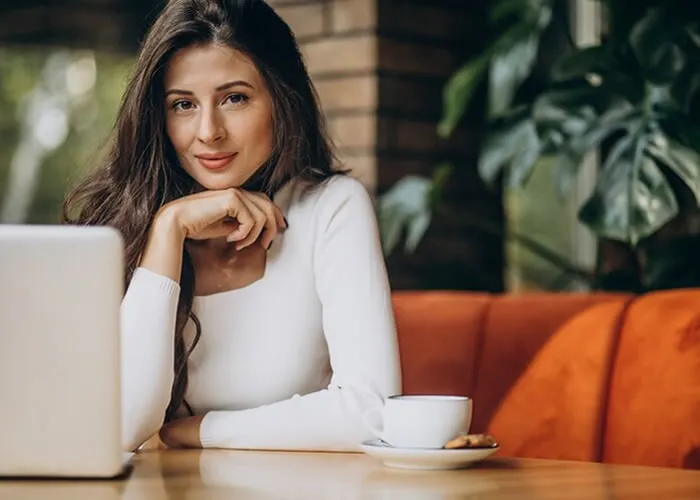 É natural querer crescer na carreira e conquistar melhores condições financeiras. Aumentar o salário pode ser uma das formas mais diretas de alcançar esse objetivo, mas como pedir um aumento sem parecer precipitado ou desrespeitoso? A chave para um pedido de aumento eficaz está no preparo e na abordagem estratégica. Se você está pensando em solicitar um aumento de salário, esse artigo traz insights valiosos para que você possa se destacar e alcançar seus objetivos profissionais., Modelo de pedido de aumento, Negociação salarial e Crescimento profissional, em, Brasil