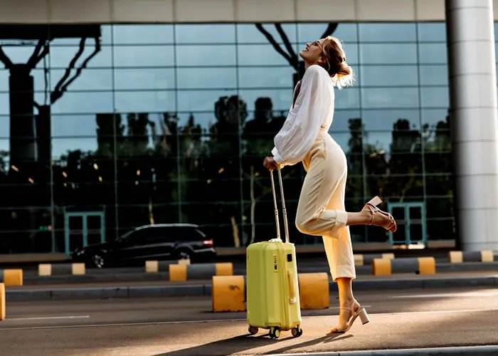 Os aeroportos internacionais de Belo Horizonte, em Minas Gerais, de Salvador, na Bahia, e o Tom Jobim/Rio Galeão, no Rio de Janeiro, estão entre os sete terminais da América Latina e do Caribe premiados por promover boas práticas socioambientais que reduzem os impactos da operação aeroportuária.

Como reconhecimento, os três terminais foram agraciados com o prêmio ACI-LAC Green Airport Recognition, ou Reconhecimento de Aeroporto Verde, nessa terça-feira, dia 4, em Buenos Aires, capital da Argentina, durante conferência promovida pelo Conselho Internacional de Aeroportos para a América Latina e Caribe.

Belo Horizonte ganhou destaque com o projeto de reforma da Central de Água Gelada. O terminal mineiro recebeu menção honrosa nas áreas de Eficiência Energética, Reuso de Água e Custo de Manutenção, ao desenvolver o projeto sustentável de um sistema de ar-condicionado eficiente e econômico, que torna o funcionamento 30% mais eficiente e gera uma economia de 70% no consumo.

Já o Aeroporto de Salvador recebeu o selo verde pela terceira vez, sendo agora pelo projeto “Compostagem Acelerada”. Trata-se de uma composteira com biodigestão que acelera o processo de reuso de resíduos de alimentos em até 24 horas, transformando-os em líquido.

Por fim, o Aeroporto Tom Jobim/RIOGaleão foi agraciado, na categoria Mudanças Climáticas, com o Programa de Gestão de Resíduos, que contribui para a redução de 42% das emissões de gases de efeito estufa, originado pela geração de resíduos da operação e manutenção aeroportuária. O projeto também destinou mais de 16 mil toneladas de resíduos recicláveis para cooperativas de recicladores e compostagem., Pacote de viagem, Trabalho no Japão e Viajar com milhas, em, Brasil