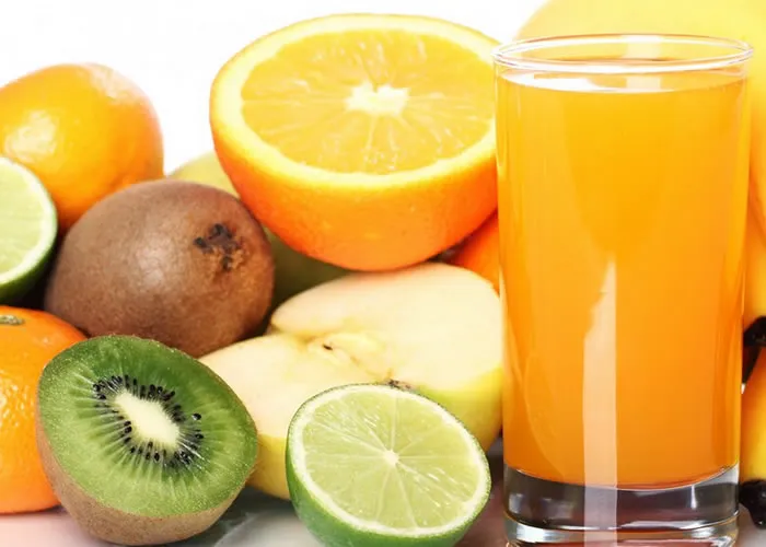 As frutas são um grupo de alimentos comumente reconhecido por seus benefícios à saúde. Da mesma forma, também costumamos falar sobre os sucos de frutas como uma ótima alternativa aos refrigerantes açucarados e bebidas embaladas. No entanto, os sucos de frutas são realmente tão saudáveis?

Em um de seus reels recentes no Instagram, a nutricionista Lovneet Batra compartilha 5 maneiras pelas quais beber sucos de frutas nos afeta negativamente. Aqui estão 5 efeitos ruins de beber suco de frutas de acordo com eles:

    Picos de insulina mais altos
    baixo teor de fibra
    Baixo valor nutricional
    Aumenta os desejos
    Alto na carga glicêmica

Ela continua escrevendo: “Beber um copo de suco de frutas todos os dias pode parecer uma maneira saudável de começar o dia. Infelizmente, não é.

Um dos principais problemas com o suco de frutas é que ele é rico em calorias e açúcar, pobre em fibras, tem alto teor de ácido e carece de nutrientes vitais.

Ao transformar a fruta em suco, você está perdendo a fibra insolúvel, que é um nutriente essencial e ajuda a retardar a absorção do açúcar. Tire a fibra e você está apenas bebendo açúcar e calorias

Enquanto frutas inteiras e frescas são ricas em fibras. Frutas ricas em fibras podem ajudá-lo a se sentir satisfeito enquanto come menos calorias. A fibra alimentar nas frutas também pode ajudar a reduzir o colesterol e diminuir o risco de doenças cardíacas. Frutas inteiras também têm mais fogo de enchimento, mais antioxidantes e cerca de 35% menos açúcar do que 100% de suco de fruta.


isenção de responsabilidade: este conteúdo, incluindo conselhos, fornece apenas informações genéricas. Não é de forma alguma um substituto para uma opinião médica qualificada. Consulte sempre um especialista ou seu próprio médico para maiores informações. , Baixar Ebook receitas, Receitas fáceis de fazer e Sucos saudáveis, em, Brasil