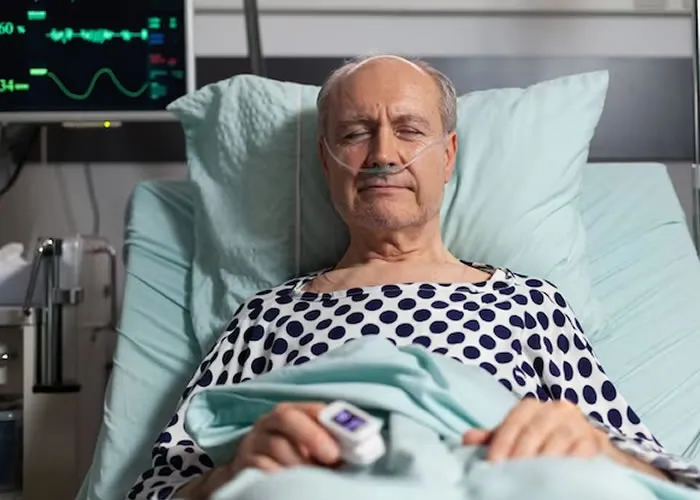 Ao realizar anotações e identificação de pacientes no leito, os profissionais de enfermagem utilizam termos técnicos específicos para comunicar de forma precisa e concisa.


Estes são apenas alguns exemplos, e a lista pode variar dependendo do contexto e da especialidade. É importante que os técnicos de enfermagem estejam familiarizados com uma ampla gama de termos para fornecer cuidados de qualidade aos pacientes.


Hemodinâmica estável
Indica que as funções cardíacas e circulatórias do paciente estão dentro dos parâmetros normais.

Afebril
Sem febre; a temperatura corporal do paciente está dentro da faixa normal.

Eupneico
Respiração normal; o paciente está respirando de maneira tranquila e regular.

Normotenso
Pressão arterial dentro dos limites normais.

Consciente e orientado (CO)
O paciente está acordado, alerta e ciente do ambiente e de sua própria identidade.

Normoglicêmico
Níveis de glicose no sangue dentro da faixa normal.

Dor controlada
A dor do paciente está sendo gerenciada efetivamente com a medicação prescrita.

Diurese adequada
Produção de urina está dentro dos parâmetros normais.

Alimentação por via oral (AVO)
O paciente está se alimentando pela boca.

Sem sinais de infecção
Não há evidências clínicas de infecção., Termômetro clínico, Jaleco enfermagem e Faculdade de enfermagem, em, Brasil