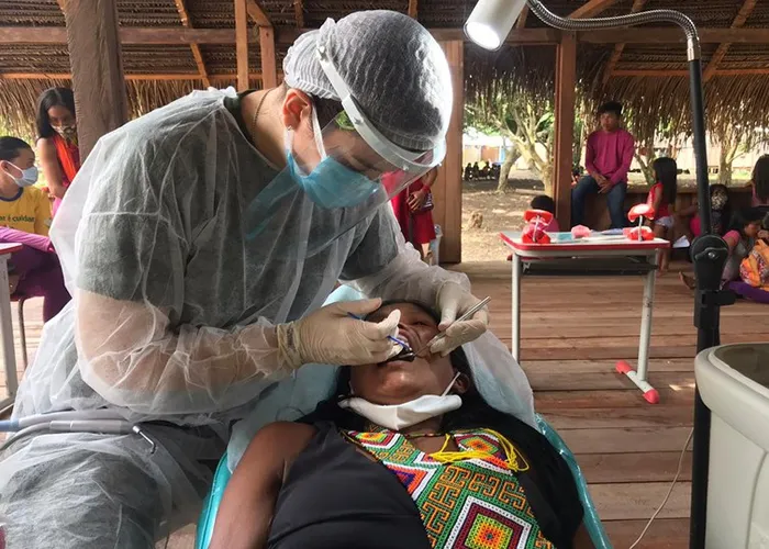O Ministério da Saúde quer tornar o atendimento médico  dos indígenas do Brasil ainda mais tecnológico e especializado no Sistema Único de Saúde. 

Ao todo, 66 profissionais da área de saúde, entre médicos e enfermeiros, serão treinados para operar os kits de telessaúde, doados pela Vale para 34 Distritos Sanitários Especiais Indígenas. 
 

Os equipamentos serão utilizados para a implementação da telemedicina nas aldeias. Entre os itens estão uma maleta com notebook, câmera webcam, e equipamentos médicos de última geração . 

 
O treinamento, que começou nessa segunda-feira (4) vai durar uma semana e contará com teoria e prática. , Concurso para Enfermeiro, Treinamento para enfermeiro e Vagas para enfermeiro , em, Brasil