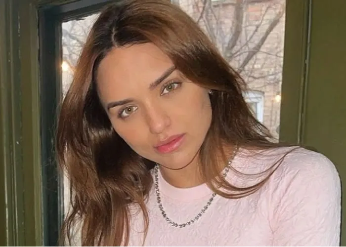 Rafa Kalimann disse que mãe pediu para que ela desminta as mentiras que saem sobre ela.

Após uma sensitiva prever a morte de Rafa Kalimann, a influenciadora usou suas redes sociais para falar sobre a previsão. “Minha mãe me mandou mensagem aqui, gente. Cara, temos que ter mais responsabilidade. Minha mãe sente tudo. O que eu não sinto, ela sente, e ela é mãe”, disse Kalimann em seu Instagram. “Ela viu alguma sensitiva, alguém postar nas redes um vídeo falando que previu a minha desencarnação. Oh, gente, pelo amor de Deus. A gente tem que ter mais responsabilidade”, desabafou a influenciadora que também acrescentou a mãe está apavorada. “Minha mãe está em outro estado, ela está apavorada por causa disso. Ela está vendo nos últimos dias tanta mentira saindo, e ela está me pedindo para desmentir, mas estou curtindo minhas únicas festas, declarou. Em outro vídeo, ela falou sobre os recentes boatos que tem saído sobre sua vida, e declarou que costuma nem se doer mais com tanta mentira que vai lendo sobre sua carreira.
, Tripadvisor, Passagem barata e Hotéis pacote , em, Brasil