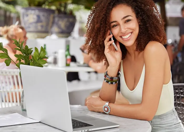 A Anatel, Agência Nacional de Telecomunicações, determinou as prestadoras de serviços de telecomunicações o repasse imediato aos seus consumidores da redução das alíquotas do ICMS, Imposto sobre Circulação de Mercadorias e Serviços.

A redução do imposto foi uma determinação da Lei Complementar nº 194, de 23 de junho de 2022, que colocou as telecomunicações como serviço essencial e reduziu para 11% a alíquota do imposto. Segundo a agência, em alguns estados, esse percentual chegava a 25%.

As operadoras têm 15 dias para cumprir a determinação e os efeitos para os subconsumidores devem retroagir à data da publicação da lei., Plano de internet, Provedor internet  e Provedor de hospedagem , em, Brasil