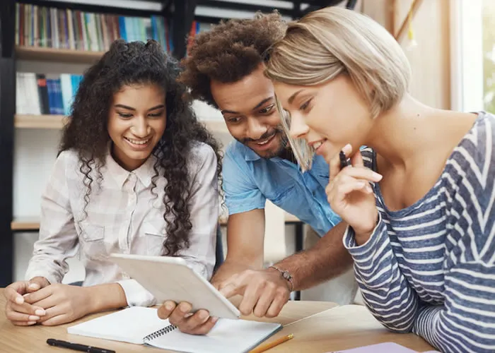 Ainda não foi definida a quantidade de vagas, apenas as datas de inscrição. O Enem é usado como critério de seleção.

O Ministério da Educação divulgou os calendários de inscrição para os primeiros processos seletivos de 2023: o Sisu, Sistema de Seleção Unificada; Prouni, Programa Universidade para Todos; e Fies, Fundo de Financiamento Estudantil.

Os editais que regem os três processos seletivos serão publicados em janeiro. Ainda não foi definida a quantidade de vagas, apenas as datas de inscrição.

No caso do Sisu, elas começam no dia 28 de fevereiro e vão até 3 de março. O resultado será divulgado no dia 7 de março. Para o Prouni, o período de inscrição vai de 7 a 10 de março, e o resultado da primeira chamada será divulgado no dia 14 de março e o da segunda chamada, no dia 28.

Já a inscrição do Fies ocorrerá de 14 a 17 de março. O resultado da chamada única será divulgado no dia 21.

Nos três processos seletivos, a classificação é feita com base na nota obtida no Enem 2022, que terá o resultado divulgado em fevereiro de 2023. No caso do Prouni, também vão valer as notas do Enem 2021. Para o Fies, o critério é a participação em alguma das edições do exame a partir de 2010.

As inscrições são gratuitas e devem ser feitas no site acessounico.mec.gov.br., Concursos de bolsas,  Bolsa Cursinho e Cursinho para Direito, em, Brasil