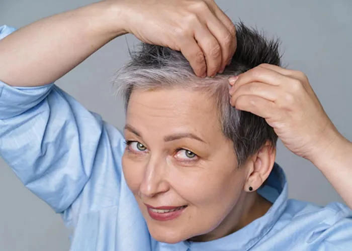 Remédio para cabelos brancos: Hoje em dia o cabelo está ficando branco em uma idade precoce devido a que sua beleza está sendo afetada em grande medida. Por causa disso, as pessoas usam diferentes tipos de tinturas de cabelo químicas para escurecer os cabelos. Que mudam rapidamente a cor do seu cabelo, enquanto alguns remédios caseiros também podem ser usados, um dos quais é o óleo de coco e o alume. Com isso também você pode se livrar de seu problema de cabelos brancos. 

A aplicação de alume também ajuda a eliminar o problema de piolhos e caspa.

Dicas de remédios caseiros para cabelos pretos: Alguns remédios caseiros também podem ser usados ​​para escurecer o cabelo, um dos quais é óleo de coco e alume.

Como aplicar óleo de coco e alume no cabelo

Em primeiro lugar, pegue o óleo de coco em uma tigela e aqueça no gás. Depois disso, moa o pedra de alume de potássio( Pedra  hume e misture. Em seguida, aqueça um pouco mais uma vez. Quando o óleo começar a mudar de cor, desligue o gás. Deixe esfriar um pouco e massageie bem nos cabelos.

Benefícios do óleo de coco e alume

- Se você começar a aplicar este remédio caseiro no cabelo, ele também aliviará o problema de piolhos e caspa. Ao mesmo tempo, devido à melhor circulação sanguínea no couro cabeludo, torna-se brilhante e forte. 

- O óleo de coco tem propriedades antibacterianas e antifúngicas, o que reduz as infecções capilares. Também trabalha para manter a umidade no cabelo.

Além disso, aplicar essa mistura no cabelo aumenta a produção de colágeno no cabelo. Devido a isso, a negritude natural do cabelo permanece intacta. E se o cabelo estiver começando a ficar branco, eles param. , Cuidados com o cabelo, Loções Hidratantes e Organic Vegan, em, Brasil