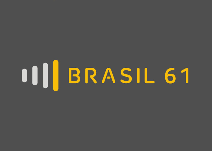 Entre janeiro e julho de 2022, as exportações da indústria brasileira de calçados injetaram mais de R$ 3,8 bilhões na economia nacional. Neste ano, houve aumento no volume de produção de 31,8% e também na receita, 64,8%, em comparação com o mesmo período de 2021. Foram quase 87 milhões de pares comercializados com outros países. Os dados são da Associação Brasileira das Indústrias de Calçados (Abicalçados).

Apenas em julho, as exportações somaram R$ 118 milhões. Os Estados Unidos seguem como o principal destino da produção calçadista brasileira. Até o sétimo mês deste ano, as exportações para o país norte-americano representaram cerca de R$ 1 bilhão do valor total arrecadado no setor. Argentina e França aparecem na sequência da lista de principais compradores. 

“Os dados mostram que as exportações de calçados estão em plena recuperação, inclusive tendo ultrapassado os números da pré-pandemia, em 2019. O incremento, resultado da qualificação do produto brasileiro e também de fatores macroeconômicos, como o dólar valorizado, nos favorece para exportações aos países mais próximos geograficamente, e tem sido bastante determinantes”, destaca Haroldo Ferreira, presidente executivo da Abicalçados.

Ferreira destaca ainda o papel de destaque da exportação de commodities, mas chama atenção para a importância da comercialização internacional de produtos industrializados. “É a exportação de produtos industrializados que gera mais empregos, ganhos sociais e econômicos pelo desenvolvimento de novas tecnologias produtivas. É fundamental que o país tenha isso em mente. É preciso recuperar e estimular a indústria para termos um país forte e justo”, conclui. 

Entre os estados brasileiros, o Rio Grande do Sul lidera o ranking das exportações. No recorte entre janeiro e julho, as fábricas gaúchas embarcaram 25,6 milhões de pares, que geraram mais de R$ 1,8 bilhão. O segundo estado exportador do período foi o Ceará, de onde partiram 25,64 milhões de pares por cerca de R$ 807 milhões. São Paulo e Minas Gerais completam a lista dos quatro principais exportadores de calçados no Brasil. 

Produtos industrializados geram mais riqueza

Os produtos industrializados têm alto valor agregado, diferentemente dos produtos básicos, como soja e minério de ferro, por exemplo, que não possuem manufaturas. O economista Newton Marques destaca que o que acontece com a exportação de produtos básicos. 

“Todas as vezes que um país exporta produtos básicos, não exporta valor agregado, então acaba comprando depois daqueles países para quem vendeu esses produtos. Acaba gerando valor agregado para o país que vai vender”, conclui o economista. 

Logo, países que exportam mercadorias industrializadas têm contribuição maior para o valor do Produto Interno Bruto (PIB) e, consequentemente, mostram-se mais competitivos.

“A partir do momento que se desenvolve a competitividade industrial, isso acaba desenvolvendo a indústria nacional e o setor secundário, que é o industrial. É um setor dinâmico, porque tem encadeamento para frente e para trás e ajuda no crescimento econômico”, explica o economista. 



, Lançamentos de Calçados, Sapato Feminino Social e Feminino Oxford