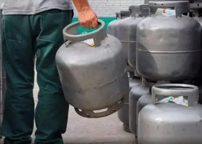 A Petrobras anunciou a redução de R$ 0,25 centavos por quilo no valor de venda às distribuidoras do O desconto vale para o Gás Natural Liquefeito de Petróleo, que é usado como gás de cozinha. 
 

A medida passou a valer a partir do dia 09 de abril . O preço médio de venda da estatal passará de R$ 4,48 para R$ 4,23 por quilo.
 

Com a queda, o valor do gás de cozinha de 13 quilos passou a ser de R$ 54,94 em média, refletindo redução média de R$ 3,27 por 13 quilos. , Vaga de Emprego , Cadastro de curriculo e Bolsa de Estudo AQUI, em, Brasil