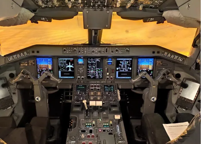 Todos os equipamentos eletrônicos embarcados, ou seja, instalados a bordo de uma aeronave, fazem parte da sua aviônica. Eles são principalmente visualizados na cabine de comando (“cockpit”) (vide foto abaixo), mas também ficam “escondidos” nos compartimentos de aviônicos, onde encontramos as chamadas “caixas pretas” que estão conectadas com os equipamentos instalados na cabine de comando, com sensores, antenas, etc.. Também estão instalados em outras partes do avião.

Aviônicos na Cabine de Comando do Embraer E195.

As principais linguagens de programação utilizadas no desenvolvimento de softwares para os aviônicos são: Ada, C e C++. Em escala bem menor e apenas para atender a necessidades específicas do projeto, também se utiliza a linguagem de montagem ou linguagem Assembly do processador que está sendo utilizado. No entanto, na grande maioria dos aviônicos utilizados hoje em dia, os programas foram desenvolvidos utilizando a linguagem de programação Ada. 

A Boeing, por exemplo, utiliza a linguagem Ada nos aviônicos de todos os seus jatos. Como muitos aviônicos utilizados em jatos militares também utilizam a linguagem Ada, ela se tornou a linguagem predominante em aviônica. O seu desenvolvimento foi iniciado a partir de um pedido do Departamento de Defesa dos Estados Unidos (DoD) na década de 70, com o intuito de substituir as muitas linguagens de programação utilizadas pelo DoD. É uma linguagem confiável e eficiente e em alguns casos mais eficiente que a linguagem C. É uma linguagem de alto nível, orientada a objetos, que possui compiladores validados para utilização no desenvolvimento de softwares aeronáuticos. Porém, quaisquer que sejam as linguagens de programação utilizadas, elas têm que atender aos requisitos estabelecidos pelas autoridades certificadoras, como, por exemplo, os contidos na DO-178C - “Software Considerations in Airborne Systems and Equipment Certification”, que traduzido para o português significa: Considerações sobre o Software em Sistemas Embarcados em Aeronaves e Certificação de Equipamentos. Este é o principal documento através do qual as autoridades certificadoras tais como FAA, EASA e Transport Canada aprovam todo software comercial instalado em sistemas aeroespaciais.

Para terminar, uma curiosidade: A linguagem de programação Ada recebeu este nome em homenagem a Ada Lovelace, conhecida por ter escrito o primeiro algoritmo para ser processado em uma máquina na história da computação., Programação ADA,  Programação Online Para Crianças e Programação sistemas embarcados, em, Brasil