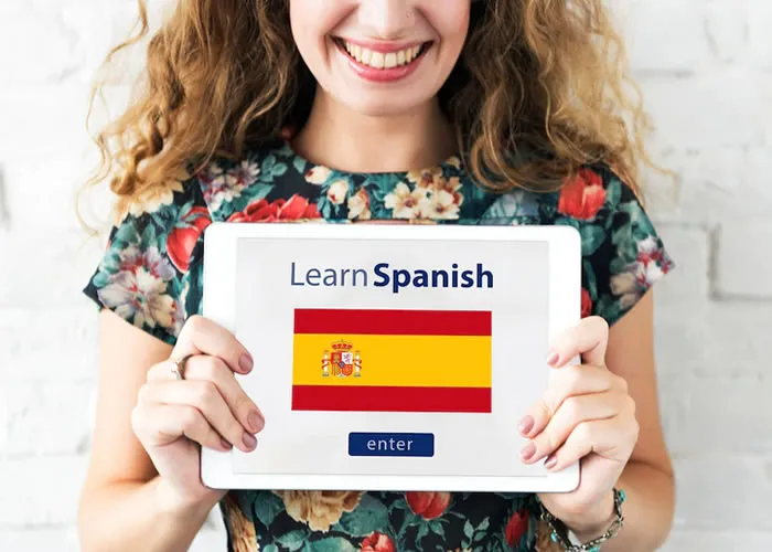 Quando pensamos no comércio exterior, muitas vezes pensamos em comerciantes viajando de país em país vendendo mercadorias. A Espanha começou cedo o comércio internacional enviando navios para o Novo Mundo. O comércio exterior também incluía países que negociavam entre si sem intermediários. Foi assim que o comércio exterior ajudou os países a aumentar sua riqueza e desenvolver novas indústrias. 

O comércio internacional  na Espanha ocorreu entre os impérios romano e árabe. Comerciantes árabes viajavam para outras partes da África e da Europa, onde vendiam mercadorias por ouro e escravos. Os espanhóis negociavam com árabes no leste e no oeste. Eles também negociavam com portugueses e italianos, que tinham muito menos restrições ao comércio do que eles. A Espanha tornou-se o centro do comércio internacional quando estava bem conectada a outras partes da Europa. Em seguida, exportou mercadorias para outros países e importou mercadorias de outros países. 

A Espanha estava bem conectada a outras partes da Europa devido aos seus ricos laços reais, bem como seu relacionamento próximo com a França. O exército espanhol usou esses recursos para estabelecer o comércio inicial com a América. Eles estabeleceram o comércio inicial com o México enviando navios pelo Rio da Prata e pelo Oceano Atlântico. Eles também estabeleceram o comércio inicial com a América Central e do Sul conquistando essas regiões e trazendo suprimentos da Europa. Isso deu início ao comércio entre a Espanha e suas colônias americanas, que se tornariam parceiros comerciais mais tarde na história. 

O comércio inicial entre a Espanha e suas colônias foi benéfico devido aos diferentes recursos que cada região possuía. Por exemplo, o comércio inicial entre a Espanha e suas colônias no México envolvia a importação de ouro da Espanha e prata das colônias. Isso permitiu que a Espanha se tornasse um dos maiores exportadores de ouro e prata do mundo durante esse período. O comércio inicial também envolvia a exportação de pão, o que permitia à Espanha importar trigo da América que poderia transformar em pão. O comércio inicial entre a Espanha e suas colônias também envolveu a importação de cavalos da América que ajudariam a Espanha a expandir seus esforços de guerra contra Marrocos. 

Ao longo da história, a Espanha tem sido um líder mundial quando se trata de comércio internacional inicial,  seja através marinha mercante ou colonização. Seus navios estavam entre os primeiros a chegar à América do Norte, América Central e Peru, onde começaram a negociar produtos por recursos como ouro, prata, cavalos, trigo, cacau e cavalos. Por causa de suas habilidades comerciais iniciais, eles foram capazes de estabelecer uma economia forte e se tornar um país europeu proeminente durante esse período.

, Espanha fácil, Solicitação passaporte e Visto Reino Unido, em, Brasil
