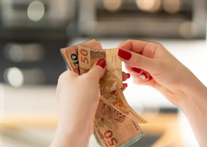 O Banco Central tem em seu site uma ferramenta que permite descobrir se um banco ou financeira tem autorização para funcionar.

O Banco Central alerta a população de que ofertas para obter um empréstimo de forma rápida, com facilidades e sem burocracia podem ser um golpe. 

Para que o cidadão se proteja de situações que causem prejuízos financeiros, o Banco Central tem em seu site uma ferramenta que permite descobrir se um banco ou financeira tem autorização para funcionar.
 

Para fazer a consulta, basta acessar o site bcb.gov.br preencher o campo que pede o nome ou o CNPJ da instituição que está oferecendo o empréstimo e em seguida, clicar em pesquisar. 
 

Caso a instituição não esteja autorizada pelo Banco Central para funcionar, aparecerá a mensagem “Nenhuma instituição encontrada”. 
 

Caso seja autorizada, aparecerá dados como o endereço do site e o número do telefone, para o cidadão poderá buscar outras informações diretamente com o banco ou a financeira.

 
Mas, o Banco Central faz um alerta que em alguns casos, o golpista usa o nome de uma instituição autorizada e pede um pagamento adiantado para depois dar acesso ao crédito. 

 

O Banco Central orienta  que nenhum banco ou financeira pode pedir qualquer pagamento antecipado para liberar um crédito., Faça o Pedido do Seu Empréstimo Online, Seu imóvel como garantia e utilizar o crédito e Encontre Credito Fácil Na Hora, em, Brasil
