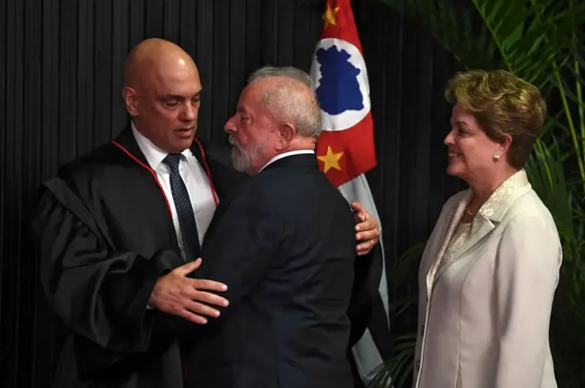 É preciso lembrar que a atuação do TSE afeta não só a Jovem Pan e seus profissionais, mas todos os veículos de imprensa, em qualquer meio, que estão intimidados. 

Justo agora, no momento em que a imprensa livre é mais necessária do que nunca. Enquanto as ameaças às liberdades de expressão e de imprensa estão se concretizando como forma de tolher as nossas liberdades como cidadãos deste país, reforçamos e enfatizamos nosso compromisso inalienável com o Brasil. 

Acreditamos no Judiciário e nos demais Poderes da República e nos termos da Constituição Federal de 1988, a constituição cidadã, defendemos os princípios democráticos da liberdade de expressão e de imprensa e fazemos o mais veemente repúdio à censura., Encontrar Music, Músicas Mp3 e Apricativo baixar mp3, em, Brasil