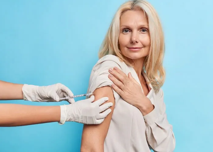 A oferta é voltada preferencialmente a profissionais da saúde de nível superior, que atuam na Atenção Básica.

Em prol do combate à dengue, o Ministério da Saúde, por meio da Secretaria de Gestão do Trabalho e da Educação na Saúde do Ministério da Saúde, oferece dois cursos gratuitos que já capacitaram mais de 4 mil e 700 profissionais da saúde.

Para participar, basta acessar as plataformas de ensino e fazer a matrícula. Não é necessário passar por processo seletivo.

Realizada em parceria com as Secretarias de Vigilância em Saúde, a oferta é voltada preferencialmente a profissionais da saúde de nível superior, que atuam na Atenção Básica.

Com carga horária de 10 horas-aula, o objetivo do curso é atualizar os profissionais sobre o diagnóstico e o tratamento da dengue, de acordo com as recomendações atuais do MS.

O enfoque do conteúdo é prático, baseado na análise de casos clínicos. A habilitação segue com inscrições abertas até o dia 17 de dezembro próximo, na plataforma UNA-SUS., Pós em saúde, Psicologia Hospitalar e Neuropsicologia Clínica, em, Brasil