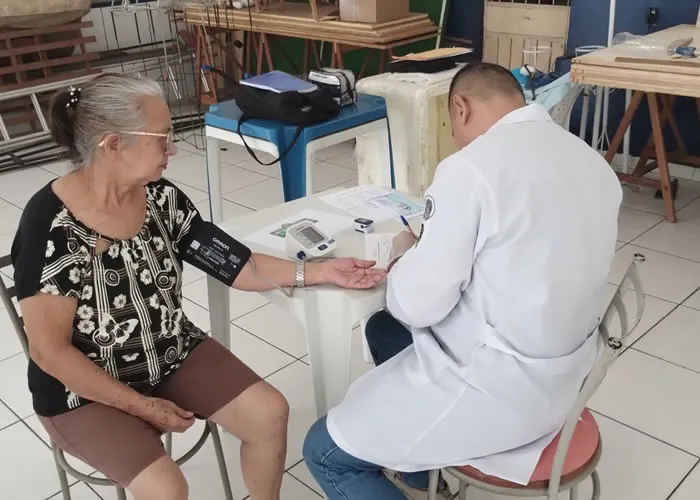 A terceira idade é uma fase marcada por desafios únicos, como o isolamento social, a perda de entes queridos, doenças crônicas e mudanças nos papéis familiares. Esses fatores podem gerar sentimentos de solidão, desesperança e falta de propósito, contribuindo para o sofrimento psicológico. É essencial abordar essa questão com sensibilidade, promovendo redes de apoio, acolhimento e acesso a cuidados em saúde mental para garantir que a pessoa idosa tenha qualidade de vida e encontrem novos significados para essa etapa., Saúde mental na terceira idade, Depressão na terceira idade e Doenças crônicas e saúde mental, em, Brasil