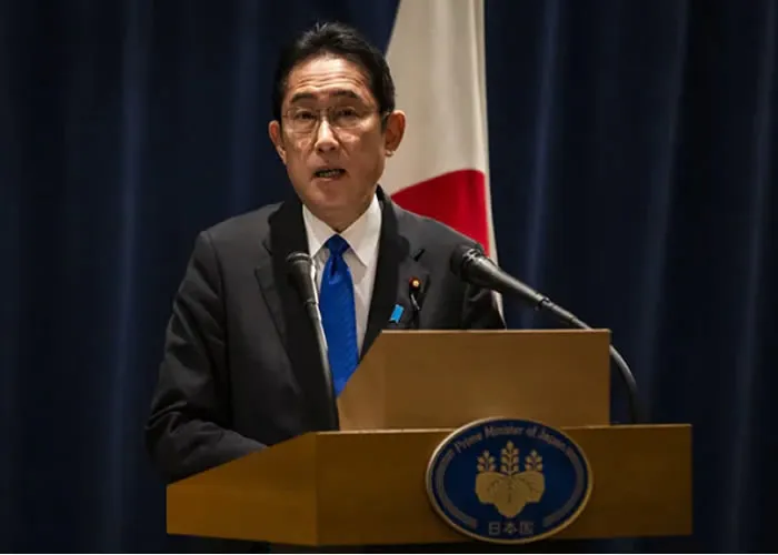 Iniciando o ano do Japão como chefe do Grupo dos Sete, Kishida visitou os líderes de todos os membros do clube de elite, exceto a Alemanha, para onde planeja ir em breve devido a um conflito de agenda.

Washington:

O primeiro-ministro japonês, Fumio Kishida, disse no sábado que disse às potências ocidentais que o Leste Asiático pode ser a próxima Ucrânia, ao pedir uma frente unida contra a China em ascensão e a Coreia do Norte belicosa.

Iniciando o ano do Japão como chefe do Grupo dos Sete, Kishida visitou os líderes de todos os membros do clube de elite, exceto a Alemanha, para onde planeja ir em breve devido a um conflito de agenda.

Encerrando sua viagem em Washington, Kishida disse que compartilhou com os líderes do G7 seu "forte senso de crise em relação ao ambiente de segurança no Leste Asiático".

"A Ucrânia pode ser o Leste Asiático de amanhã", disse Kishida em entrevista coletiva um dia depois de se encontrar com o presidente Joe Biden, chamando as preocupações de segurança nas duas regiões de "inseparáveis".

"A situação em torno do Japão está se tornando cada vez mais grave com as tentativas de mudar unilateralmente o status quo pela força no Mar da China Oriental e no Mar da China Meridional e a ativação das atividades nucleares e de mísseis da Coreia do Norte", disse ele.

Kishida estava se referindo à crescente assertividade da China nas águas circundantes, onde Pequim tem uma série de disputas insulares, incluindo Japão, Filipinas e Vietnã.

A China também disparou mísseis em agosto em águas que ficam na zona econômica do Japão como parte de grandes exercícios militares em torno de Taiwan, uma democracia autônoma que Pequim considera parte de seu território e não descartou a possibilidade de tomá-la à força.

Kishida veio a Washington depois que seu governo anunciou que o Japão dobraria os gastos com defesa nos próximos cinco anos, uma mudança radical para um país que é oficialmente pacifista desde sua derrota na Segunda Guerra Mundial.

Kishida disse que trabalharia para "explicar completamente ao público" a necessidade de usar o dinheiro dos impostos para aumentar os gastos com defesa para 2% do PIB - uma meta estabelecida separadamente pela OTAN que mais países estão aceitando desde a invasão da Ucrânia pela Rússia.

Poder militar crescente

Entre outras medidas tomadas na nova estratégia de defesa, o Japão desenvolverá capacidade de "contra-ataque" para atingir locais de lançamento ameaçadores e espera comprar centenas de mísseis de cruzeiro Tomahawk, agora apenas nos arsenais dos Estados Unidos e da Grã-Bretanha.

Kishida disse que conversou com os primeiros-ministros britânico e italiano, Rishi Sunak e Giorgia Meloni, sobre o avanço no desenvolvimento de três vias de um caça a jato de próxima geração que usa inteligência artificial.

Kishida indicou que o Japão ainda não decidiu se vai se juntar aos Estados Unidos em uma medida que irritou especialmente a China - cortar o poder econômico das importações de semicondutores essenciais para tecnologia avançada.

"Os semicondutores são parte da segurança econômica, inclusive para os Estados Unidos e outros países. Queremos ter uma comunicação mais próxima para pensar em como tratar essa questão", disse Kishida.

O Japão se orgulha de ser o único membro asiático do G7 e Kishida disse que sua resposta à Ucrânia efetivamente internacionalizou a oposição liderada pelo Ocidente à invasão da Rússia.

Por sua vez, Kishida disse anteriormente em um discurso em Washington, o Japão precisa ser capaz de contar com "aliados e países com ideias semelhantes" sobre os riscos da China.

"A China precisa tomar uma decisão estratégica de que cumprirá as regras internacionais estabelecidas e que não pode e não mudará a ordem internacional de maneira contrária a essas regras", disse ele na sexta-feira na Escola de Estudos Internacionais Avançados da Universidade Johns Hopkins. .

Kishida disse que o Japão ainda se vê como uma nação "amante da paz" e usará o G7 para pressionar pela eventual abolição das armas nucleares.

Os líderes do G7 - Grã-Bretanha, Canadá, França, Alemanha, Itália, Japão e Estados Unidos - realizarão sua cúpula em maio em Hiroshima, local do primeiro ataque nuclear do mundo e eleitorado parlamentar de Kishida.,  Tirar passaporte, Passagem Japão e Aprender japonês, em, Brasil