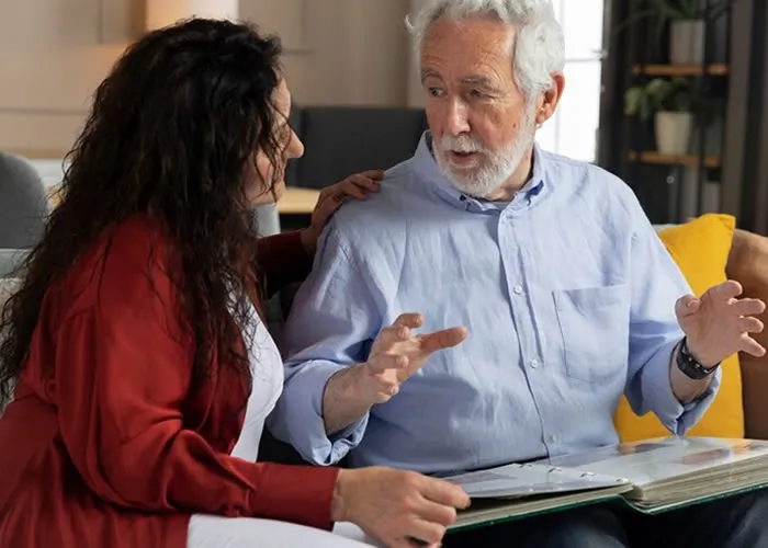 Nos bastidores do cuidado com idosos acamados, um profissional tem ganhado destaque: o educador social do envelhecimento. Seu trabalho vai muito além da assistência diária; ele promove qualidade de vida, autonomia possível e bem-estar para aqueles que necessitam de cuidados contínuos.

Mas, afinal, como esse profissional atua? Quais os desafios e as melhores práticas para garantir um envelhecimento digno?, Envelhecimento digno, Cuidados com idosos e Qualidade de vida, em, Brasil