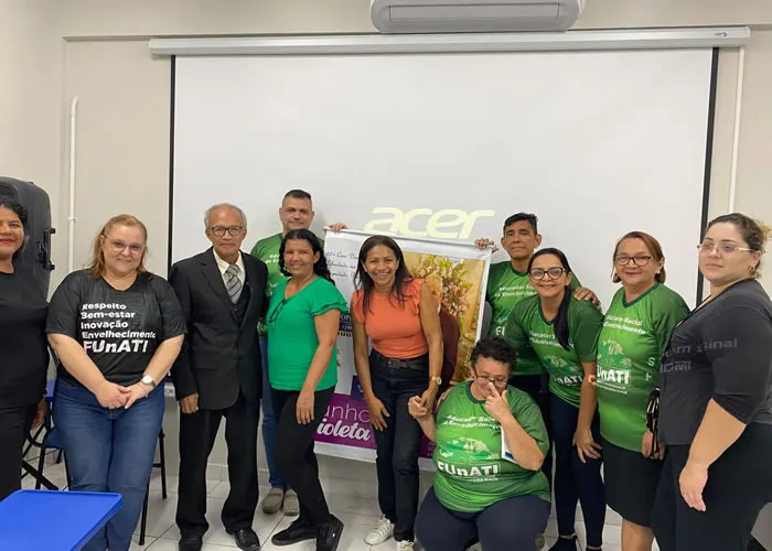 Decano Salatiel Cirilo Cordovil dos Reis,  Recebe Homenagem dos Alunos do Curso de Educador Social do Envelhecimento Realizado pela FUnATI - Fundação Universidade Aberta da Terceira Idade.

Em uma apresentação realizada no dia 29 de Novembro de 2024, (Terça-feira) proposta pela Orientadora Mestre em Gerontologia Márcia Batista Santoro,  os alunos realizaram uma  cerimônia  marcada pela emoção e reconhecimento.

Os alunos do curso de Educador Social do Envelhecimento da Fundação Universidade Aberta da Terceira Idade (Funati) prestaram uma homenagem especial ao Decano Salatiel Cirilo Cordovil dos Reis, Conselheiro de Saúde na Unidade  Gebes de Medeiros Filho (membro mais antigo de uma instituição). 

Salatiel Cirilo Cordovil , hoje atua também como Relações Públicas do Fórum  Estadual e também Nacional da pessoa Idosa, Vice Presidente do grupo de Idosos Unidos em Cristo e reconhecido como o repórter mais idoso de Manaus atuando na 87,9, desde 2019 como repórter popular levando informações da comunidade para o público. 

O evento, realizado na sede da instituição em Manaus, foi uma oportunidade para os alunos expressarem sua gratidão e respeito ao decano, que tem sido um incansável defensor das demandas e dos direitos da pessoa idosa na região.

Durante a homenagem, os alunos destacaram o impacto significativo de Salatiel Cordovil na formação de profissionais e na construção de uma sociedade mais inclusiva e sensível às necessidades do envelhecimento. 

Ele nos inspira a lutar, a enxergar o idoso como protagonista de sua própria história, e a entender o papel transformador que podemos desempenhar na sociedade, comentou um dos alunos durante o evento.

A trajetória de Salatiel Cirilo Cordovil dos Reis é marcada pelo comprometimento e pela dedicação em prol da qualidade de vida da população idosa. Ao longo dos anos, ele tem promovido inúmeras iniciativas e ações voltadas para a valorização e inclusão social dos idosos, sendo referência no Amazonas para aqueles que buscam atuar na área do envelhecimento com compromisso e ética.

Por meio de sua liderança e sensibilidade, o sr  Salatiel tem levado a voz da Pessoa idosa às esferas mais altas, assegurando que suas necessidades façam não apenas ouvidas, mas respeitadas e atendidas. Ele é mais do que um representante; é um amigo, um conselheiro e, principalmente, um símbolo de esperança e luta para que a cidade de Manaus seja cada vez mais inclusiva e acolhedora com seus idosos.

Salatiel Cirilo Cordovil dos Reis  acompanhou  a promulgação da Constituição Federal de 1988, onde foi um marco significativo para os direitos da pessoa idosa no Brasil, e figuras influentes como o Dr. Bernardo Cabral, que foi o relator-geral da Assembleia Constituinte, tiveram um papel importante nesse processo. E o sr Dr. Euler Ribeiro  reconhecido no campo da geriatria e gerontologia, contribuindo para avanços na saúde e na qualidade de vida da pessoa idosa.

, Pessoa idosa, Senescência  e Hábitos saudáveis , em, Brasil