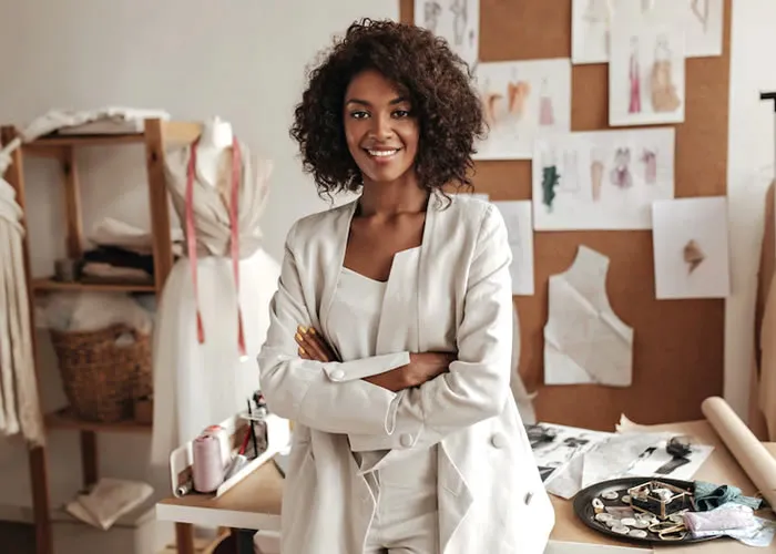 Com o objetivo de promover o empreendedorismo feminino, a Caixa e o Sebrae realizam, até 19 de novembro, atendimento especial do Caixa Pra Elas Empreendedoras.

São linhas de crédito, cursos de capacitação e orientações para o desenvolvimento do próprio negócio.

Nesta terça-feira (18), o atendimento será feito em São Paulo, no Mega Polo Moda. Além das ações do Caixa Pra Elas, será desenvolvida a campanha de renegociação de dívidas Você no Azul, e elas receberão orientações do Sebrae sobre empreendedorismo, produtos da CAIXA Cartões e da CAIXA Seguridade.

O atendimento do CAIXA Pra Elas Empreendedoras tem como pilares o incentivo à formalização, a capacitação e o crédito. Alguns dos produtos oferecidos são a Rampa Empreendedora, para ajudar aquelas que querem abrir um negócio ou as que já são formalizadas, para que se consolidem no mercado.

Quem está no mercado, mas não se formalizou ainda, a Caixa e o Sebrae dão orientações para sua regularização como MEI, Microempreendedor Individual.

Para quem quer crescer, expandir seu negócio, serão oferecidas oportunidades de crédito e cursos de capacitação voltados para inovação.

Uma novidade é que as mulheres empreendedoras que forem a uma agência da Caixa contam com senhas específicas para atendimento negocial e consultivo. Empregadas do banco capacitadas para esse atendimento indicam os principais canais e cursos do Sebrae.

O programa tem também um número para onde as mulheres podem ligar e receber orientações, o 0800 570 0800. A ligação é gratuita. Todas as informações sobre o CAIXA Pra Elas Empreendedoras estão disponíveis no site caixa.gov.br., Crédito pra elas, empreendedorismo feminino e Mega Polo Moda, em, Brasil
