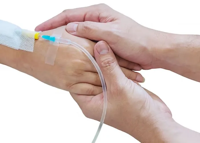 Jelco e scalp são termos frequentemente usados para se referir a diferentes tipos de cateteres intravenosos (IV) ou cânulas utilizadas para a administração de fluidos, medicamentos, ou coleta de amostras sanguíneas.


Jelco:

Nomenclatura Variável: 

O termo Jelco é frequentemente usado como uma designação genérica para cateteres intravenosos, mas pode se referir a uma marca específica de cateter. Outras marcas podem utilizar termos diferentes.
Aplicações: Os cateteres intravenosos, independentemente da marca, são utilizados para a administração de líquidos, medicamentos e coleta de amostras sanguíneas diretamente na corrente sanguínea. Eles são inseridos em uma veia e podem variar em tamanho, calibre e comprimento.


Scalp:

Nomenclatura Variável: 

Scalp é frequentemente usado como uma abreviação de scalp vein set (conjunto de punção venosa do couro cabeludo).

Calibres Comuns: Os scalps podem variar em calibre (ou tamanho da agulha), e os calibres mais comuns incluem 24G, 22G e 20G.

Aplicações: 

Os scalps são frequentemente usados em pacientes pediátricos, especialmente em recém-nascidos e lactentes, quando é desafiador acessar veias periféricas maiores. Eles são projetados para facilitar a punção em veias superficiais e delicadas, como as do couro cabeludo.


Os números associados a cateteres e agulhas representam o calibre, que é uma medida do diâmetro da agulha ou do lúmen interno do cateter. Um calibre menor indica uma agulha ou cateter de maior diâmetro.

É importante notar que as escolhas específicas de cateteres e scalps podem variar dependendo das políticas e práticas hospitalares, das necessidades do paciente e do tipo de tratamento ou procedimento que está sendo realizado. Os profissionais de saúde, incluindo enfermeiros e médicos, selecionam o tipo e o tamanho adequados com base nas características do paciente e nas exigências clínicas específicas.



Os números associados a cateteres e agulhas representam o calibre, que é uma medida do diâmetro da agulha ou do lúmen interno do cateter. Um calibre menor indica uma agulha ou cateter de maior diâmetro.

É importante notar que as escolhas específicas de cateteres e scalps podem variar dependendo das políticas e práticas hospitalares, das necessidades do paciente e do tipo de tratamento ou procedimento que está sendo realizado. 






, Cateter Jelco, Scalp segurança e Descarpack Jelco 20g-100 Un, em, Brasil