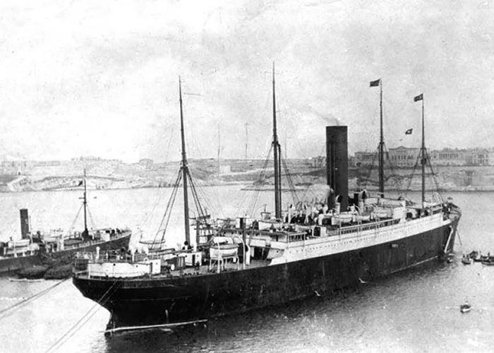 Três dias depois do naufrágio do Titanic em dezoito de abril de mil novecentos e doze o navio Carpathia aportou em Nova Iorque com setecentos e cinco sobreviventes da tragédia. 

A embarcação britânica resgatou pessoas que estavam em treze botes salva-vidas à deriva em meio a destroços do transatlântico. O Titanic tinha apenas vinte capazes de transportar cerca de metade dos passageiros a bordo. 

Luxuoso e considerado super seguro sem chance de afundar partiu de Soundhampton na Inglaterra com destino a Nova York nos Estados Unidos em dez de abril. passados quatro dias de viagem inaugural por volta de onze e quarenta da noite do dia quatorze de abril o Titanic colidiu com iceberg. Na primeira meia hora do dia quinze o transatlântico enviou uma
em código mos para o carpaccio avisando sobre o acidente.

O navio britânico havia deixado Nova Iorque no dia onze de abril com setecentos e quarenta passageiros e seguia em direção a filme que hoje pertence a Croácia. o operador de rádio do Carpathia, Harold Kotton, repassou as informações ao capitão Arthur Hostron e logo que foi avisado, o comandante mudou o trajeto para atender ao pedido de socorro do Titanic que estava há mais de cinquenta milhas de distância, cerca de oitenta quilômetros. Quando chegou ao local, o transatlântico já havia afundado.

O RMS Carpathia foi um navio de passageiros britânico operado pela Cunard Line e construído pelos estaleiros da Swan Hunter & Wigham Richardson

Os sobreviventes que conseguiram embarcar nos bordos salva-vidas começaram a ser resgatados da manhã. Os últimos foram acolhidos às oito da manhã. O Carpathia foi recebido por milhares de pessoas no Píer cinqüenta e quatro em Nova Iorque às nove e quinze da noite do dia dezoito.

Até então não se sabia muito os detalhes sobre o naufrágio já que a empresa dona do Titanic estava blindando a imprensa. Durante o desembarque, repórteres chegaram a oferecer dinheiro em troca de depoimentos dos sobreviventes. Os tripulantes do carpaccio foram condecorados e considerados heróis pela operação de salvamento. 
, Passeio em Arraial do Cabo, Pesquise seu Hotel e Economize e Descontos cruzeiros marítimos, em, Brasil