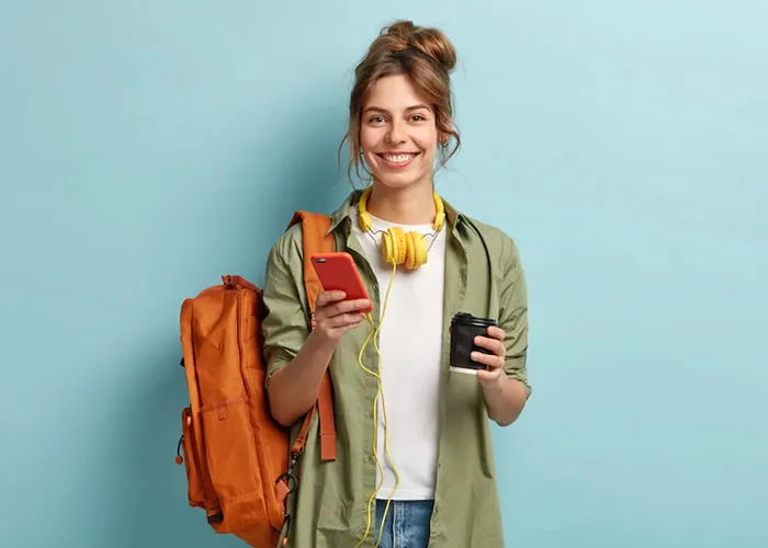 Empréstimos estudantis internacionais são um tipo de empréstimo concedido a estudantes que frequentam escolas fora dos Estados Unidos. Esses empréstimos geralmente são usados para pagar mensalidades, livros didáticos e custo de vida durante os estudos no exterior. 

Estudantes de todo o mundo solicitam esses empréstimos sempre que precisam de dinheiro para seus estudos.

Empréstimos estudantis internacionais são uma forma de as pessoas que desejam estudar no exterior obterem a assistência financeira de que precisam. Esses empréstimos são concedidos por bancos e governos em todo o mundo e são financiados principalmente pelo governo. Isso significa que os mutuários só precisam pagar o que usaram ao solicitar um empréstimo. No entanto, as pessoas que freqüentam escolas em países fora dos Estados Unidos geralmente precisam solicitar um empréstimo para estudantes internacionais. Isso ocorre porque o dólar americano é usado globalmente para transações internacionais. Os bancos usam isso a seu favor ao determinar a elegibilidade para esses empréstimos.

O governo dos EUA torna mais fácil para estudantes internacionais estudar no país, oferecendo vários subsídios e bolsas de estudo. Isso se deve às leis aprovadas em 2017 que tornam mais fácil para universidades de todo o mundo cooperar com faculdades e instituições dos EUA. Em troca, essas escolas recebem dinheiro de ajuda do governo dos EUA para pagar quaisquer custos associados ao estudo na América. Isso inclui mensalidades, alimentação, moradia e muito mais. É fácil para qualquer pessoa qualificada se inscrever para uma dessas bolsas por meio do sistema on-line da FAFSA. Como resultado, muitos estudantes internacionais podem pagar um diploma de faculdades americanas sem nunca gastar um centavo fora de seu dinheiro de bolso.

Normalmente, os empréstimos estudantis internacionais têm prazos mais curtos do que os empréstimos estudantis regulares,  geralmente dez anos ou menos. Os mutuários não precisam se preocupar tanto com o pagamento de suas dívidas, pois, de qualquer maneira, só pagarão o que usarem. No entanto, as taxas de juros desses empréstimos costumam ser mais altas do que as normais, pois os bancos podem cobrar mais sem se preocupar em compensar os devedores. Tudo isso significa que os estudantes de outros países geralmente têm que pagar mais quando solicitam assistência financeira com seus custos de matrícula. 

Os empréstimos para estudantes internacionais são úteis para estudantes que desejam estudar no exterior sem ter que se preocupar em pagar empréstimos caros . Eles são úteis para quem deseja estudar em uma faculdade ou universidade americana sem ter que se preocupar em obter financiamento para o visto. Além disso, as novas leis tornam mais fácil para os estudantes internacionais estudarem nos Estados Unidos enquanto recebem apoio do governo dos Estados Unidos.

, MPOWER Financing, Escolas Pré-Aprovadas e Estudantes Internacionais, em, Brasil