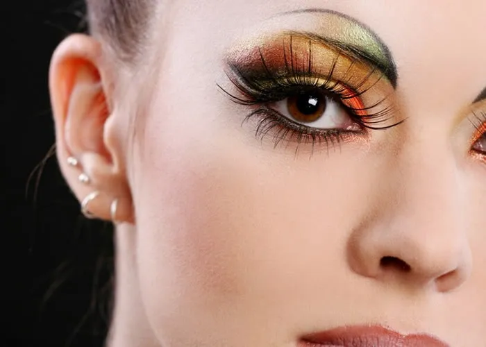 O contorno dos olhos é das zonas mais sensíveis e delicadas do nosso rosto.

Só isto já justifica a necessidade de um cuidado especial.

São as rugas mais profundas do canto externo dos olhos e que, infelizmente, mais cedo ou mais tarde aparecem graças ao envelhecimento natural da pele, às expressões que usamos ao falar ou rir, entre outras, e que vão quebrar o colagénio e a elastina da pele.

Por isso o melhor é prevenir ou atuar logo desde do seu início.

Resolva os seus problemas de olheiras e pele fatigada.

Os melhores produtos são os de efeito tensor e lifting que vão ter um efeito de renovação celular, e que estimulam o colagénio da pele, hidratam e atenuam a visibilidade das rugas.,  Anti envelhecimento Filorga,  Cosméticos Caudalie e Eucerin, em, Brasil