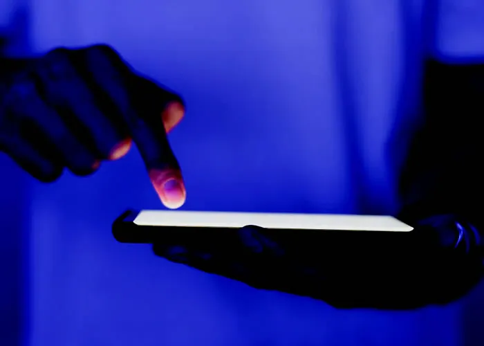 A partir da próxima quinta-feira (6), cinco novas capitais vão poder ativar o serviço de 5G: Belém/PA, Macapá/AP, Manaus/AM, Porto Velho/RO e Rio Branco/AC. Com isso, as prestadoras que adquiriram a faixa de 3,5 GHz na licitação de 5G, realizada no ano passado, deverão começar a ativar as estações com a tecnologia de quinta geração do serviço móvel nessas cidades.

A decisão foi tomada nesta terça-feira (4) pelo Gaispi, grupo criado para acompanhar a implantação das soluções para os problemas de interferência em faixas do 5G.

De acordo com a Agência Nacional de Telecomunicações, Anatel, as prestadoras Claro, Tim e Vivo têm até o dia 28 de novembro para ativar, no mínimo, 57 estações de 5G em Belém, 18 em Macapá, 84 em Manaus, 21 em Porto Velho e 15 em Rio Branco.

Até o momento, foram ativadas 5.275 estações 5G nas capitais brasileiras, o equivalente a 5% das estações do serviço móvel de todas as tecnologias ativadas no País.

E atenção, a Anatel reforça que quem recebe as transmissões da TV Aberta pela antena parabólica precisa adaptar o equipamento para evitar eventuais interferências.

Inscritos no Cadastro Único para Programas Sociais do Governo Federal (CadÚnico) podem solicitar o kit gratuito para a adaptação do equipamento. Para isso, é preciso fazer um agendamento. Mais informações no site sigaantenado.com.br ou pelo telefone 0800-729-2404., 5G wireless broadband,  e , em, Brasil