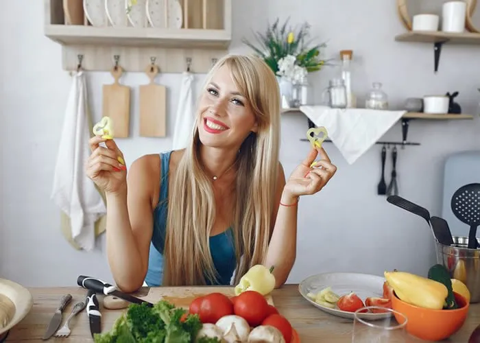 A relação entre a ingestão de carboidratos e a resposta glicêmica é um dos aspectos mais estudados na nutrição, principalmente no contexto de doenças metabólicas como o diabetes tipo 2. 

Tanto a qualidade quanto a quantidade dos carboidratos consumidos podem afetar diretamente o controle glicêmico. Entender como esses fatores influenciam a glicemia pode ajudar na gestão da saúde, na prevenção de complicações e no aprimoramento do bem-estar geral. A seguir, discutiremos como a escolha dos carboidratos e a quantidade ingerida impactam a resposta glicêmica no organismo., Resposta glicêmica, Índice glicêmico e Controle glicêmico, em, Brasil