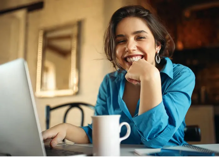 Saiba como é fácil realizar uma transferência internacional. 

Para fazer transferências internacionais em uma loja ou correspondente autorizado Western Union, siga o passo a passo:

1. Encontre a loja mais próxima utilizando o localizador aqui no site, ou usando o App WU® Brasil.

2. Mostre ao atendente um documento de identificação oficial com foto válido e em bom estado de conservação.

3. Entregue ao atendente o valor total de sua transferência, somando as taxas e tarifas correspondentes.**

Atenção: algumas lojas ou correspondentes autorizados podem exigir que você inicie o processo de transferência online, inserindo as informações da operação pelo site WU.com ou App WU® Brasil, antes de ir presencialmente. Entre em contato com a loja mais próxima para confirmar se ele exige esse tipo de procedimento.

*Documentos válidos:

Para brasileiros: Carteira de Habilitação (CNH), Carteira de Identidade (RG) ambos documentos com no máximo validade de 10 (dez) anos; ou a Carteira de Trabalho e Previdência Social (CPTS) + CPF; ou Carteira de Ordem Profissional + CPF;

Para estrangeiros residentes no Brasil: Carteira de Habilitação (CNH), ou Registro Nacional de Estrangeiros (RNE); ou a Carteira de Trabalho e Previdência Social (CPTS) +CPF; ou Protocolo Provisório de Solicitação de Refúgio emitido pela Polícia Federal (Lei 9.474/1997) +CPF.
Para estrangeiros não residentes: para países do Mercosul a Carteira de Identidade** de Estrangeiro ou Passaporte; para demais países, o Passaporte.

**Acordo sobre documentos de viagem dos Estados partes do Mercosul e Estados Associados
***Pode haver cobrança de impostos locais. Além da tarifa de serviços, será somado ao valor total da operação o valor referente ao IOF (Imposto de Operações Financeiras) e a taxa de câmbio., App Western Union, Western Union credenciado e Moedas Western Union, em, Brasil