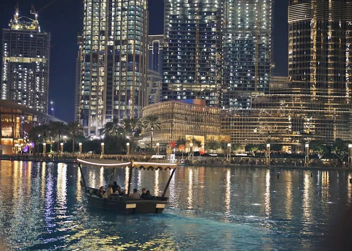 Outrora é uma pequena aldeia piscatória no Golfe Árabe, o Dubai é hoje uma das cidades mais cosmopolitas do mundo. Lar de quase 200 nacionalidades, a cidade oferece uma experiência verdadeiramente memorável a todos os visitantes. Quer seja nas margens do Creek ou no topo do Burj Khalifa, o edifício mais alto do mundo, o Dubai vive e respira uma sensação de possibilidades e inovação. E com uma costa incomparável, um belo deserto e paisagens magníficas da cidade, as memórias estão apenas à espera de serem criadas aqui.

, Invista em Dubai, Trabalho em Dubai e Travel do Dubai, em, Brasil