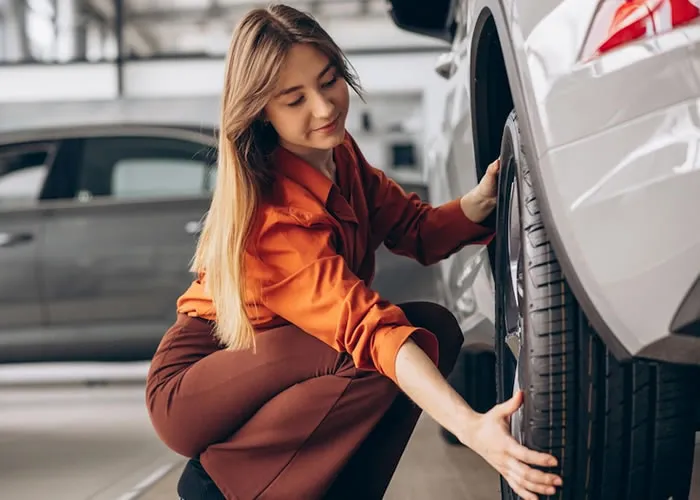 Gente, cuidar do carro é muito importante pra segurança, viu? Quando uma parte não funciona bem, podem acontecer diversos problemas. Por isso, é necessário prestar bastante atenção nos pneus! Quer saber mais sobre como manter eles conservados e em dia? Fica comigo que eu explico:


Como começar a cuidar dos pneus?


Olha, pneus são itens automotivos responsáveis pelo contato do veículo com o solo e a sua preservação aumenta a proteção na hora de dirigir seu carro.


Quando os pneus não tão certinhos com as especificações necessárias pra rodar bem, o automóvel pode sofrer um prejuízo maior e isso é um problema, tá? Agora, se você cuidar dos pneus, dá pra economizar com peças e manutenção e evitar diversos gastos extras com reparos ou trocas de surpresa.


É superimportante manter o alinhamento e balanceamento a cada 5.000 quilômetros, combinado? Aí melhora o manejo no uso dos pneus. E se tiver que fazer uma mudança ou rodízio e notar um desgaste irregular, o ideal é procurar profissionais especializados, como os mecânicos.


Ah, ainda sobre isso, a minha dica é que seja feito a cada 8.000 km, tá? Outro detalhe é que a troca deve ser feita em X, ou seja, precisa colocar o pneu traseiro direito na parte frontal esquerda e o frontal direito na traseira esquerda. Esse processo de inverter os pneus ajuda no equilíbrio da condição do material, já que alguns pneus se consomem mais primeiro, né? Gostei!

É importante fazer alinhamento, calibragem e balanceamento em todos os pneus


Dá uma olhada nessas dicas importantes!


Pra não estragar os pneus, é preciso dirigir com prudência, viu? Preste atenção no caminho. Nada de frear e acelerar bruscamente e ir com calma ao passar por ruas com muitos buracos, combinado? Agora, na hora de estacionar, não deixe os pneus sobre manchas de óleo ou outros produtos químicos. Esses resíduos alteram o pneu e prejudicam a estrutura e a durabilidade.


E pra terminar, faça revisão sempre! Nas laterais dos pneus existem várias informações, como medidas, data de fabricação e índice de carga. É o tipo de cuidado que garante um aumento tanto na duração dos pneus e do seu veículo. Aí sim!


Lembrando que todas essas dicas valem tanto pra pneus de carro, como pra pneus de moto e pneus de ônibus e caminhão, tá?


, Seminovo Completo, Pneu em promoção e Seguro automotivo, em, Brasil