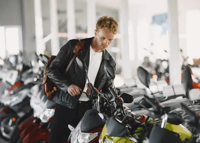 As motocicletas são um meio de transporte popular para uso casual e profissional. Muitas pessoas optam por comprar uma motocicleta em uma concessionária, mas também há muitos que compram suas motocicletas em leilões. Ambos os modos de compra têm suas vantagens e desvantagens. No entanto, isso não quer dizer que um método é sempre melhor que o outro. Em última análise, depende dos requisitos e orçamento do comprador.

Os motociclistas tendem a ser leais aos seus passeios. Eles entendem o valor de suas bicicletas e querem cuidar delas. Isso contrasta com os compradores de carros, que geralmente estão dispostos a trocar seus carros por modelos mais novos com melhor desempenho. No entanto, os compradores de motocicletas entendem que seus passeios precisam de reparos constantes. Isso significa que eles estão dispostos a gastar seu dinheiro em atualizações e manutenção em vez de comprar uma motocicleta nova. Essencialmente, eles sabem como cuidar de suas motos em vez de substituí-las.

Os motociclistas tendem a ser frugal com seu dinheiro. Eles entendem o valor de seu dinheiro e só comprarão algo quando puderem pagar. Isso contrasta com os compradores de carros, que geralmente estão dispostos a financiar veículos novos de empresas de empréstimo de carros. No entanto, comprar uma motocicleta em um leilão economiza tempo e dinheiro. Em vez de passar pelo incômodo de procurar uma motocicleta, os compradores em potencial podem enviar lances e fazer com que os leilões entreguem suas motocicletas compradas diretamente em suas casas.

Comprar uma motocicleta em um leilão economiza tempo e dinheiro, evitando custos indiretos da concessionária. Os leilões geralmente são realizados em áreas neutras ou rurais, onde o transporte não é tão caro quanto nas áreas urbanas. Portanto, os leiloeiros podem transportar suas bicicletas diretamente para o local designado pelos compradores sem custo adicional. Isso economiza tempo e gasolina, garantindo que as motocicletas cheguem ao local designado com segurança. Essencialmente, comprar uma motocicleta em um leilão é ideal para quem valoriza a eficiência!

Em última análise, comprar uma motocicleta em um leilão é ideal para quem procura uma maneira econômica de adquirir um veículo novo. Os motociclistas entendem o valor de seus passeios e cuidarão bem deles, desde que tenham uma motocicleta funcional para acompanhá-los. Além disso, comprar em um leilão economiza tempo e dinheiro, tornando-o a maneira ideal para qualquer motociclista que queira atualizar ou comprar uma nova moto!

, Maior Site de Leilão, Qualidade e Procedência e Leilão moto R$ 100, em, Brasil