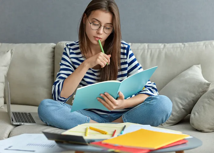 Exame é feito para certificação de jovens e adultos que concluíram o ensino fundamental e médio fora da idade recomendada. Provas estão marcadas para 28 de agosto.

As inscrições para o Encceja vão até este sábado (4) e as provas estão marcadas para o dia 28 de agosto. A inscrição deve ser feita pelo sistema do Encceja, no endereço: enccejanacional.inep.gov.br. Lembrando que, encceja se escreve com dois “C”s.

Na página inicial o candidato deve clicar no ícone “inscrição 2022”. Lá ele irá preencher os dados pessoais, indicar se precisa de algum atendimento especial, o nível de ensino que quer receber a certificação e qual o município em que fará a prova. O participante também deve informar a instituição certificadora e, por fim, responder um questionário socioeconômico.

Para acompanhar a inscrição, o participante deve acessar o site gov.br. Quem não tem login e senha pode fazer um. É só entrar na página acesso.gov.br e inserir o número do seu CPF, preencher os dados pessoais e criar uma senha.

O Encceja é o exame para certificação de jovens e adultos que concluíram o ensino fundamental e médio fora da idade recomendada., Supletivo inscriçâo, Apostila Encceja e Cursos online, em, Brasil