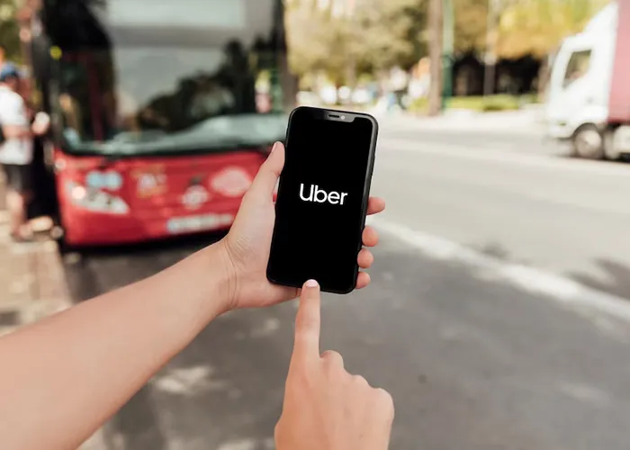 Se você usa aplicativos de transporte, como o Uber e o 99, é melhor se preparar. Os motoristas desses apps de corrida estão preparando uma paralisação de 24 horas dos serviços na segunda-feira, 15 de maio. Os profissionais protestam contra a falta de reajuste nos repasses do valor da corrida pelas empresas.

A greve está sendo convocada pela Federação dos Motoristas de Aplicativos do Brasil (Fembrapp) e pela Associação dos Motoristas de Aplicativos de São Paulo (Amasp). Segundo informações do Estado de S. Paulo, a expectativa de adesão é de 70% dos mais de 2 milhões de motoristas ativos do Brasil.

Segundo as organizações da categoria, a comissão cobrada pelas plataformas chega a representar 60% do valor de algumas corridas, sendo que o valor repassado para o motorista segue congelado desde meados de 2015 e 2016.

    Quem tem medo do Leão? O Money Times disponibilizou o guia do Imposto de Renda 2023 como cortesia a todos os leitores. Retire o seu exemplar aqui e veja as melhores dicas para fugir da malha fina.

As principais demandas dos motoristas são:

    o aumento da tarifa mínima;
    diminuição da comissão cobrada pelas plataformas;
    disponibilização de seguro de vida e saúde;
    melhoria da proteção contra assaltos e violência nas áreas urbanas.

Em publicações nas redes sociais, Eduardo Lima de Souza, presidente da Amasp e diretor da Fembrapp, destaca que os usuários dos aplicativos podem ter dificuldade para conseguir um carro na segunda-feira, além de eventualmente se deparar com valores mais altos, devido à tarifa dinâmica., Cotação dolar, Melhores ações e Carros populares baratos, em, Brasil
