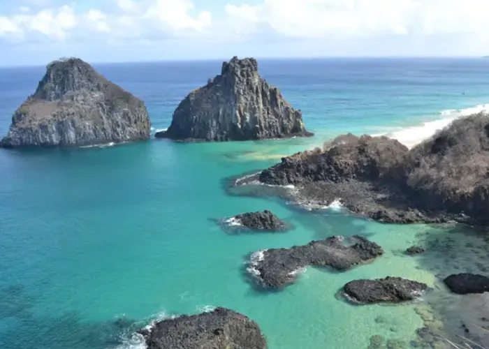 A partir desta sexta-feira (15), não será mais necessário fazer teste de Covid-19 para entrar em Fernando de Noronha. Até então, era preciso apresentar resultado negativo para um teste do tipo RT-PCR feito no máximo 48 horas antes do embarque, ou um exame de antígeno realizado 24 horas antes. Na saída, o arquipélago realizará um sorteio para testar 20% dos visitantes. 


O comprovante de vacinação, porém, continua sendo obrigatório. É aberta uma exceção apenas para as crianças de até 11 anos. Os adolescentes de 12 a 17 precisam ter tomado pelo menos a primeira dose do  imunizante. E, no caso das pessoas com 55 anos ou mais, é preciso já ter tomado a dose de reforço. 

Fernando de Noronha, Pernambuco, Brasil	
O Morro Dois Irmãos, cartão-postal de Noronha. 
Crédito: CassioDiniz/Pixabay 


Leia mais acessando o botão Ir abaixo.

, Turismo Fernando de Noronha, Ingressos em Noronha e Faça sua Reserva, em, Brasil