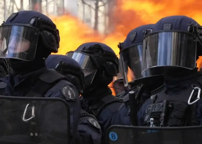 Franceses voltaram às ruas neste sábado para protestar contra a reforma da Previdência do presidente Emmanuel Macron. 

Esta parece ser a última tentativa pacífica antes de intensificar os protestos a partir de março.


, Reforma Previdência França, Visto Passaporte e Hotéis barato França, em, Brasil